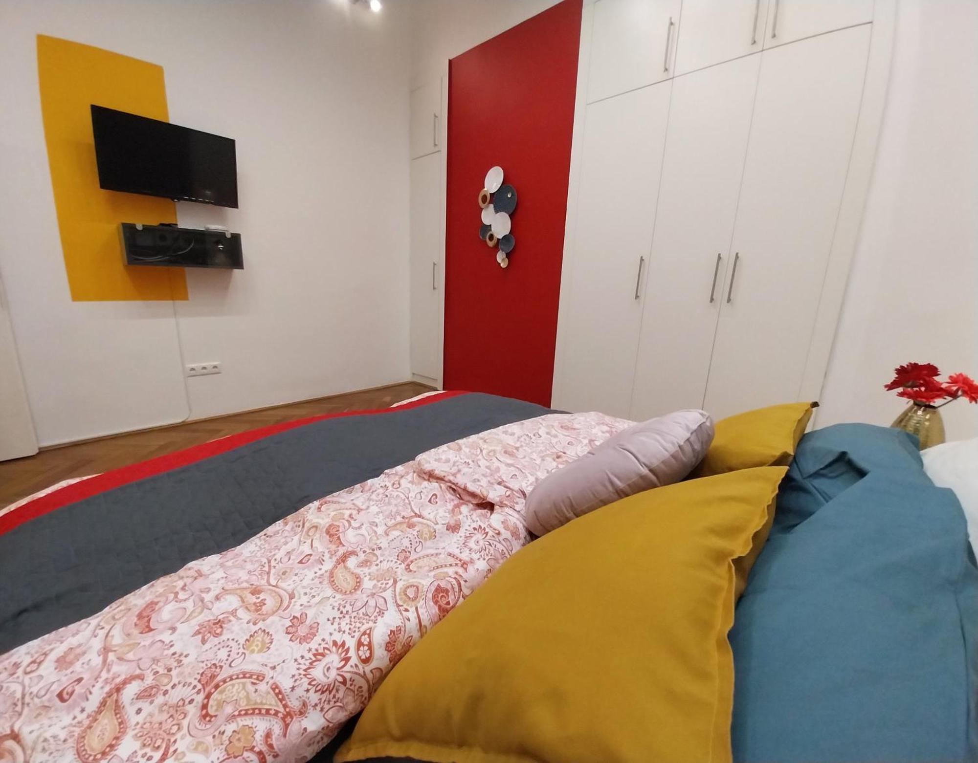 King Bed & Cozy Lighting, Free Wifi In Budapest Appartamento