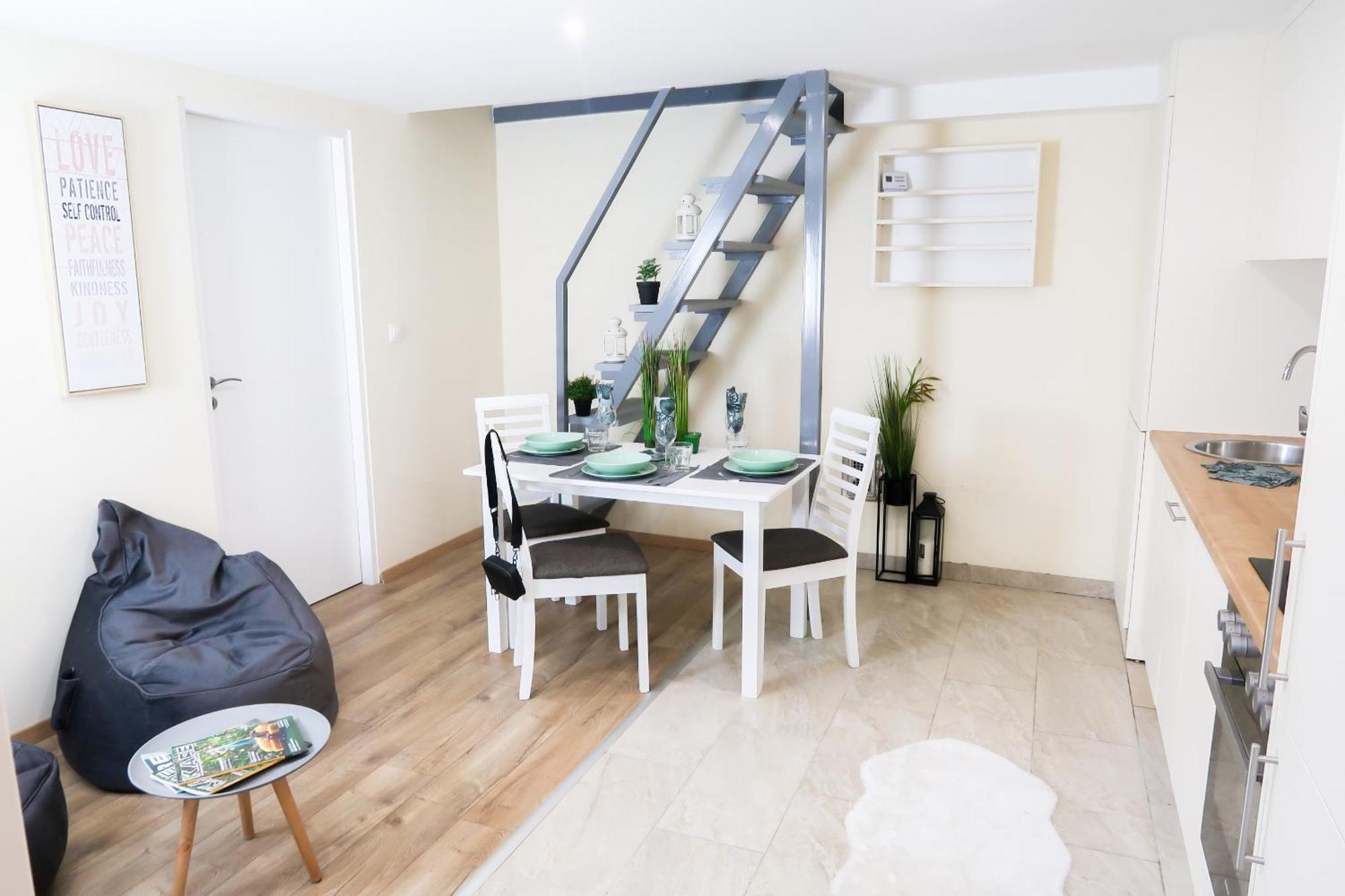 Center, Nicely Renovated With 3 Bedrooms * Budapest