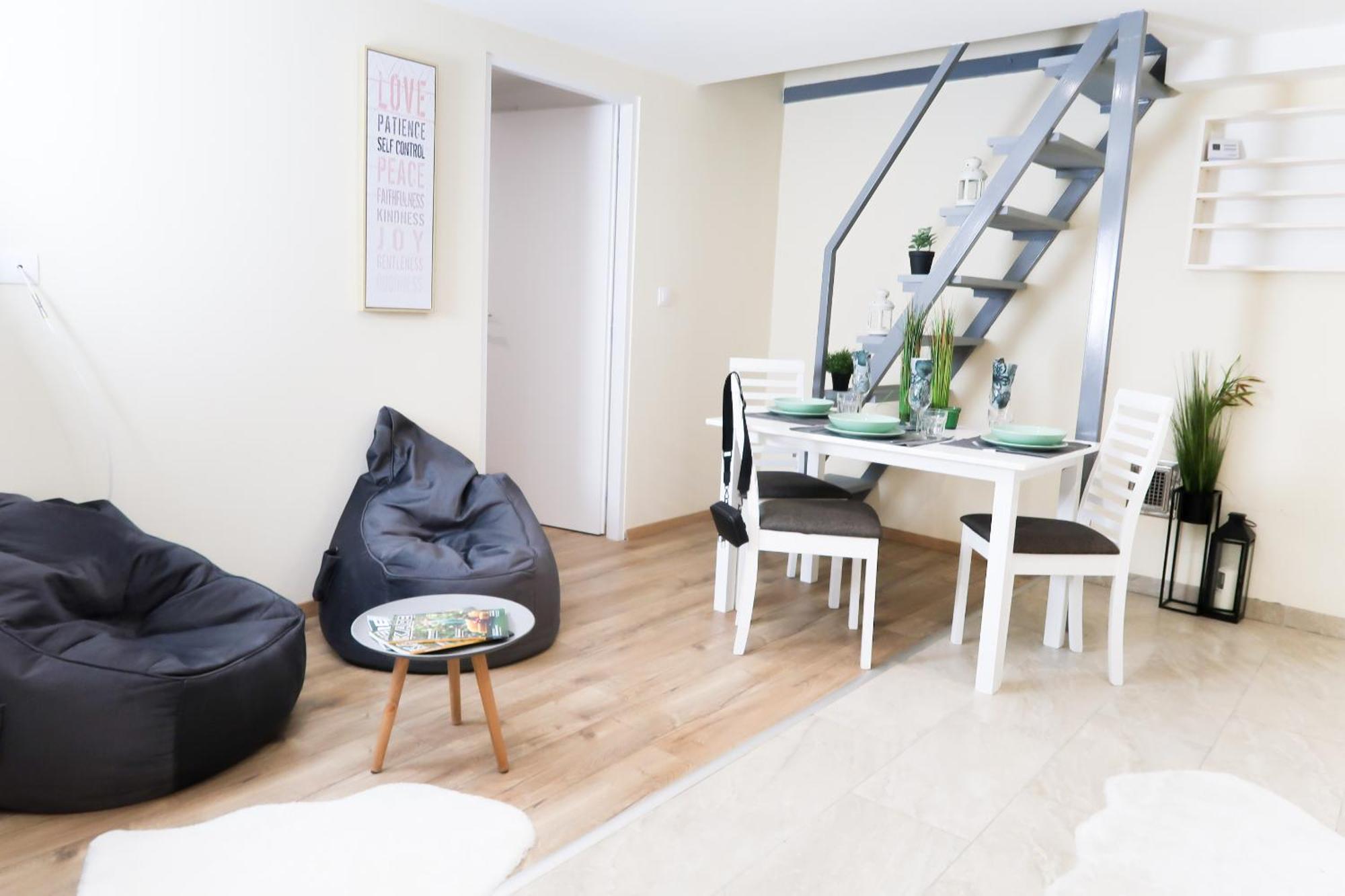 Center, Nicely Renovated With 3 Bedrooms