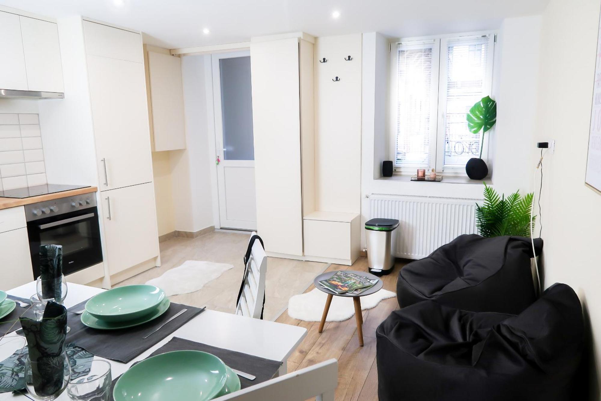 Center, Nicely Renovated With 3 Bedrooms * Budapest