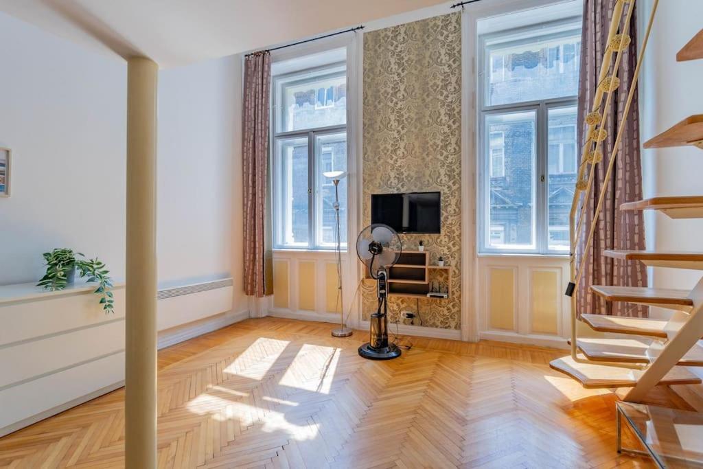 Weiner Leo Sunny Mezzanine Hideaway Budapešť