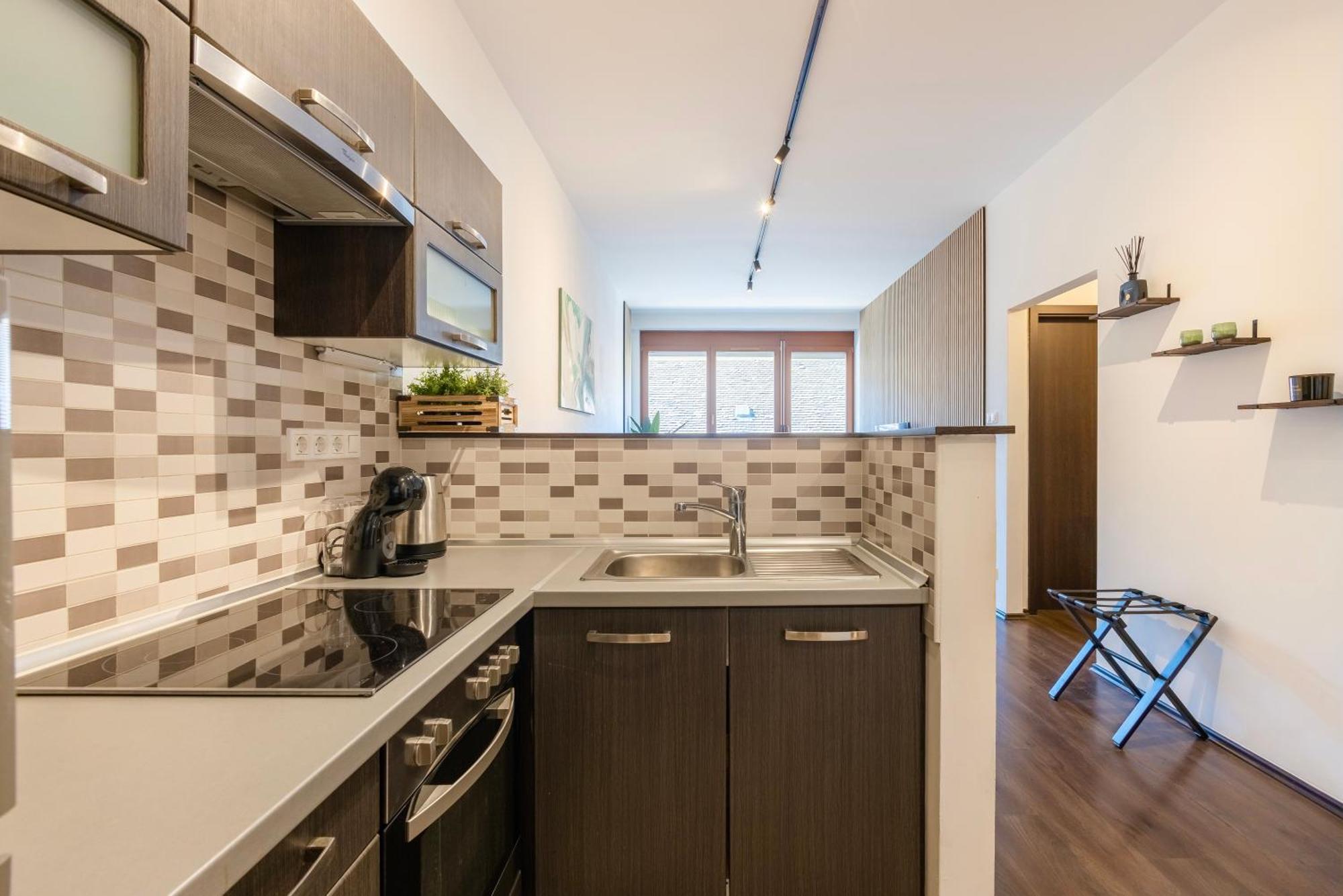 Free Parkin Sensational Location 3room *