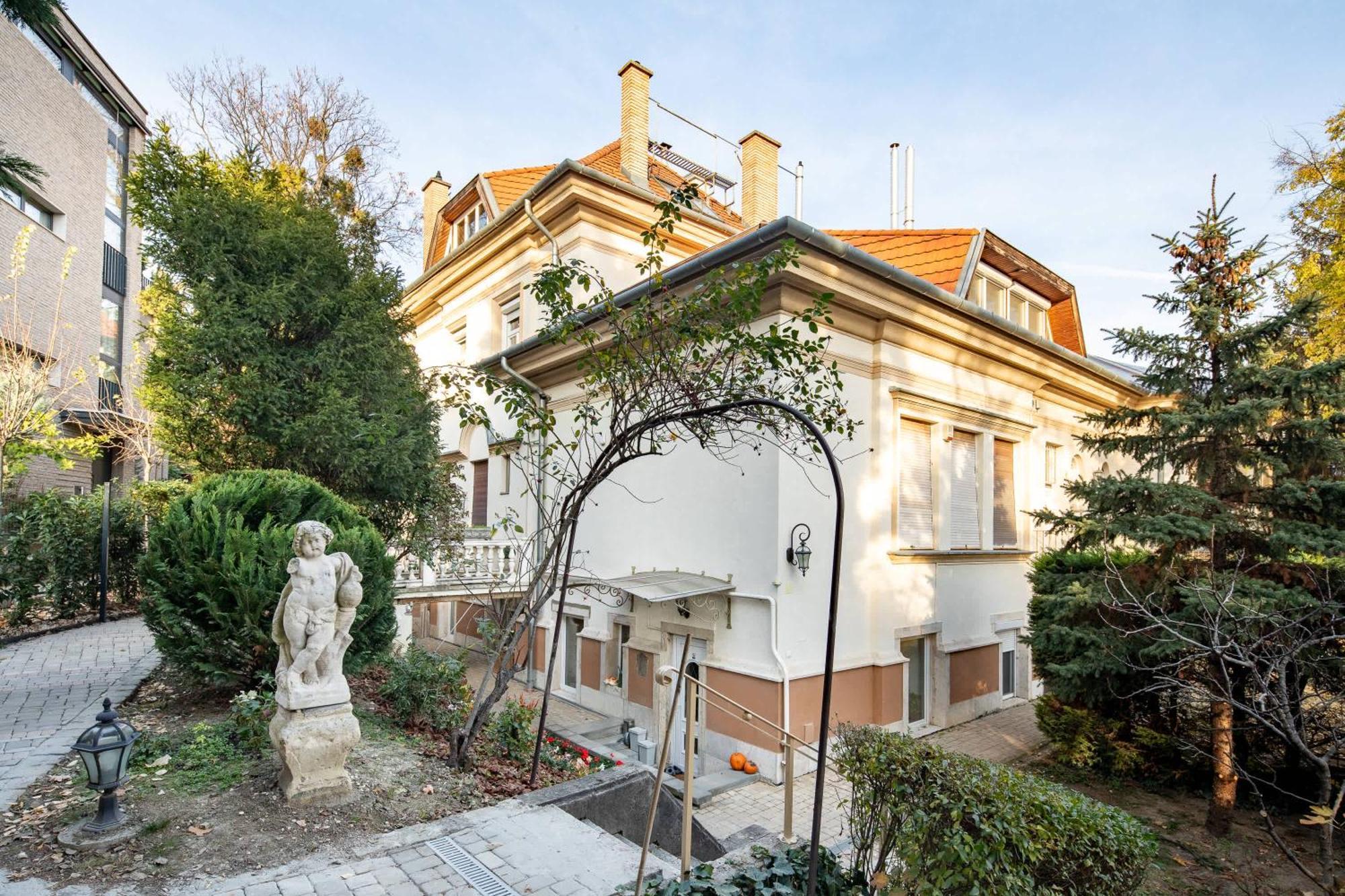 Nestled Romance, Buda's Hilltop Heaven Lejlighed