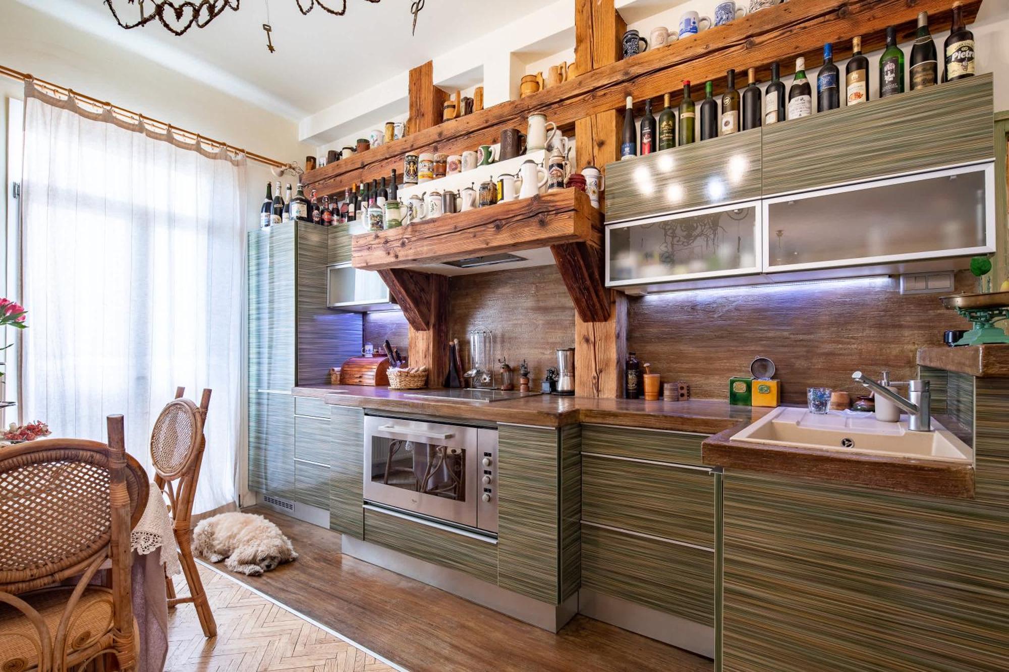 Nestled Romance, Buda's Hilltop Heaven * Boedapest