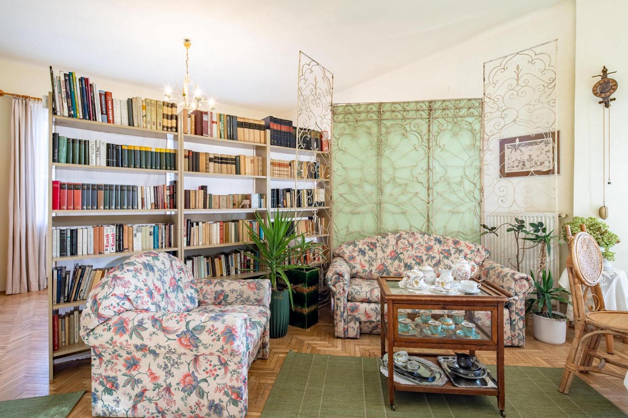 Nestled Romance, Buda's Hilltop Heaven Lejlighed *