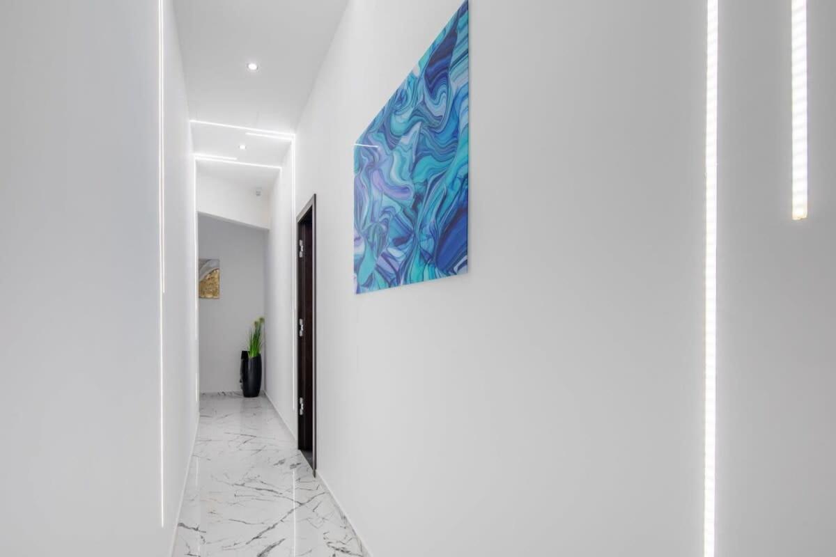Location - Modern Luxury Lejlighed *
