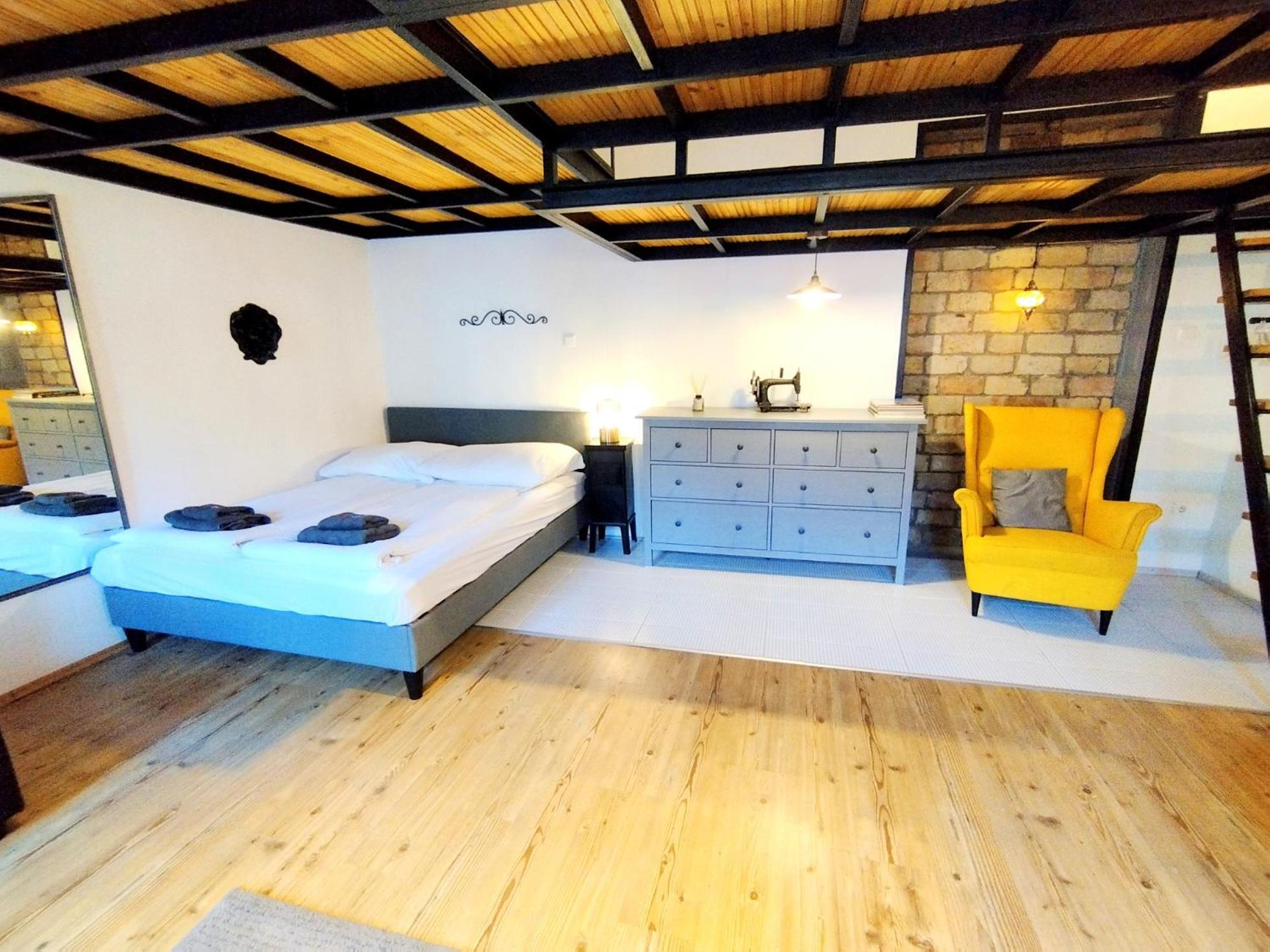 Mooki Rumbach Budapest