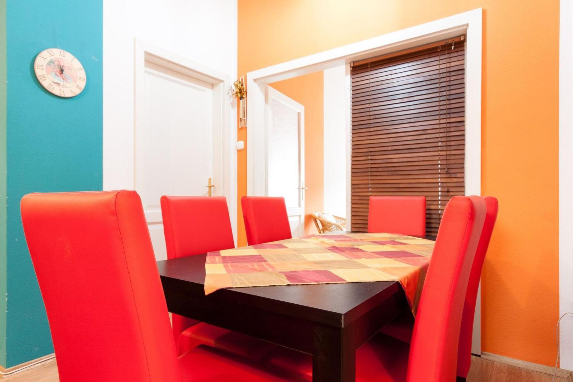 Apartment Vibrant 3 Bedroom In The Pulsing Heart Of