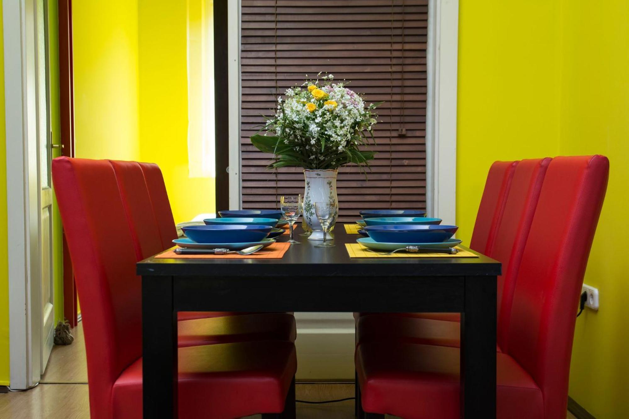 Vibrant 3 Bedroom In The Pulsing Heart Of Apartment *