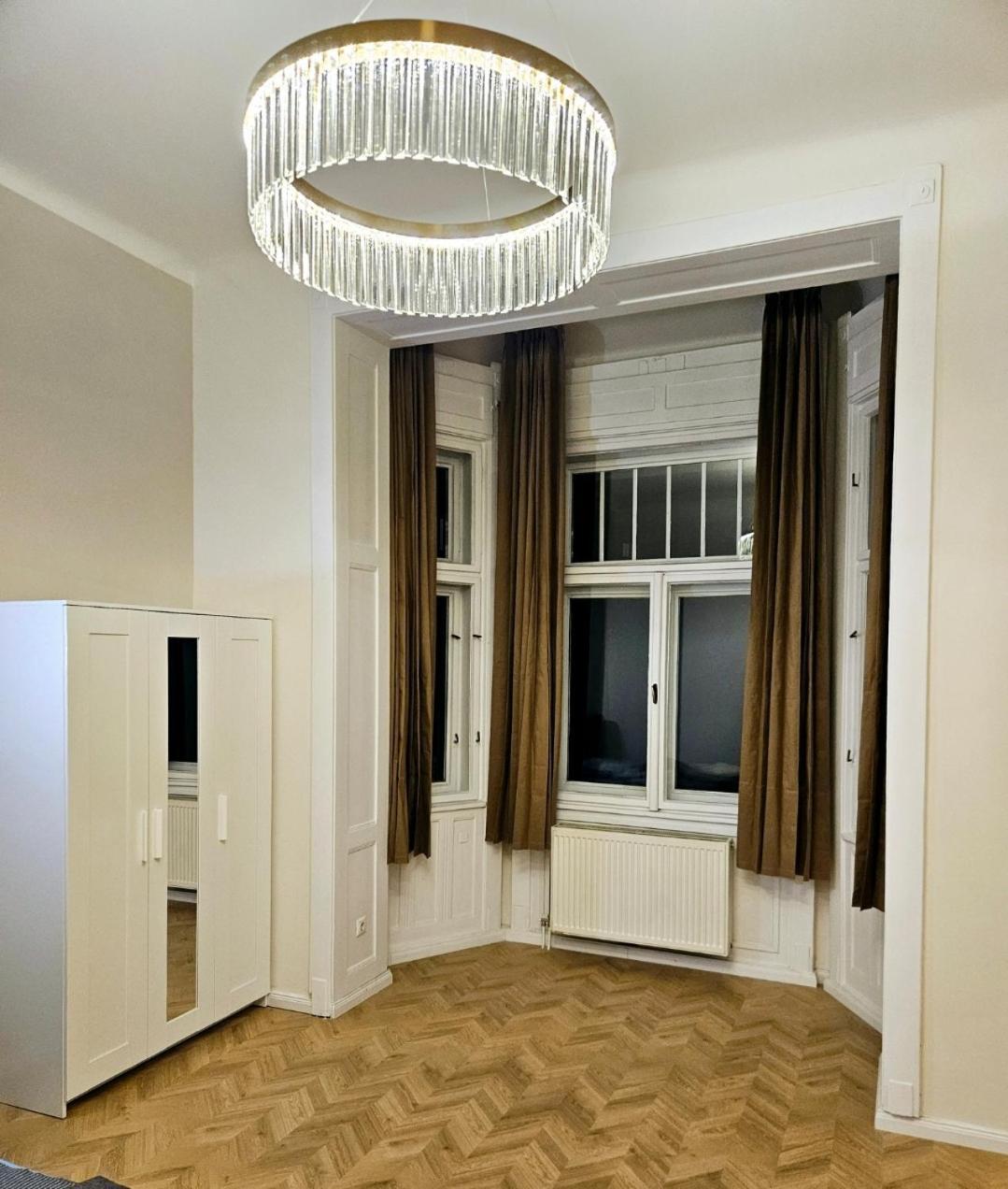 Designer Near Kalvin Square Apartamento