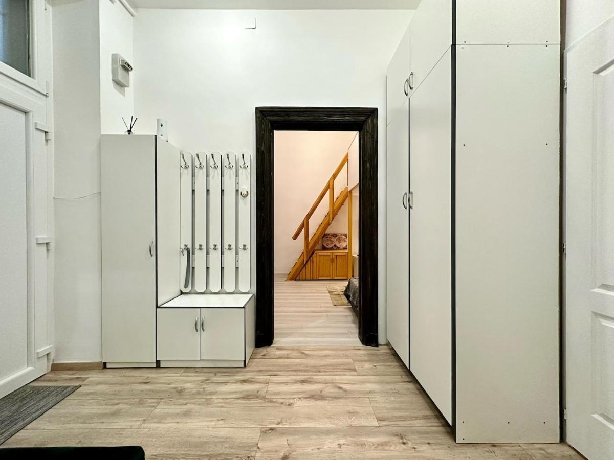 Ati's - Downtown 2 Bedroom