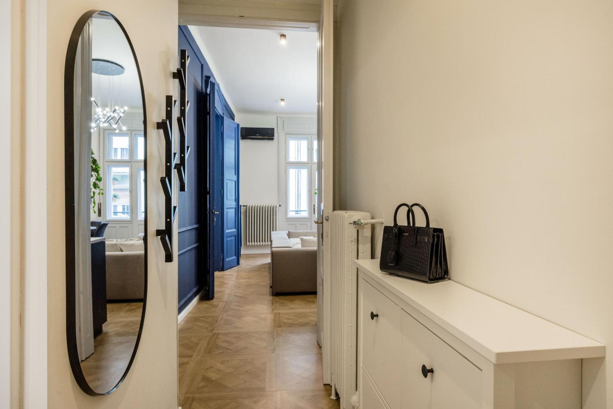 Charm In Budapest's Bustling 7th District Apartmán
