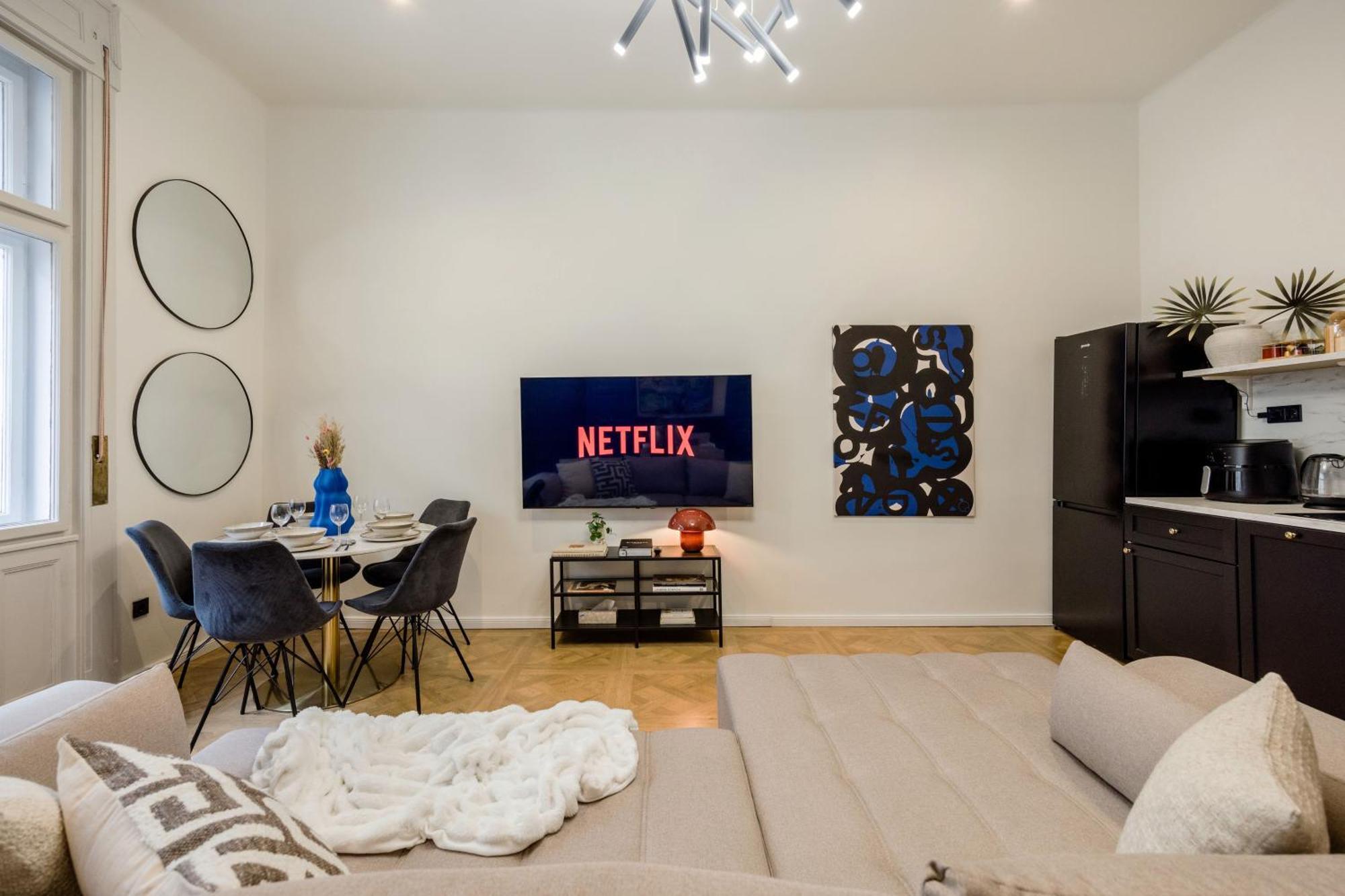 Charm In Budapest's Bustling 7th District Apartmán *