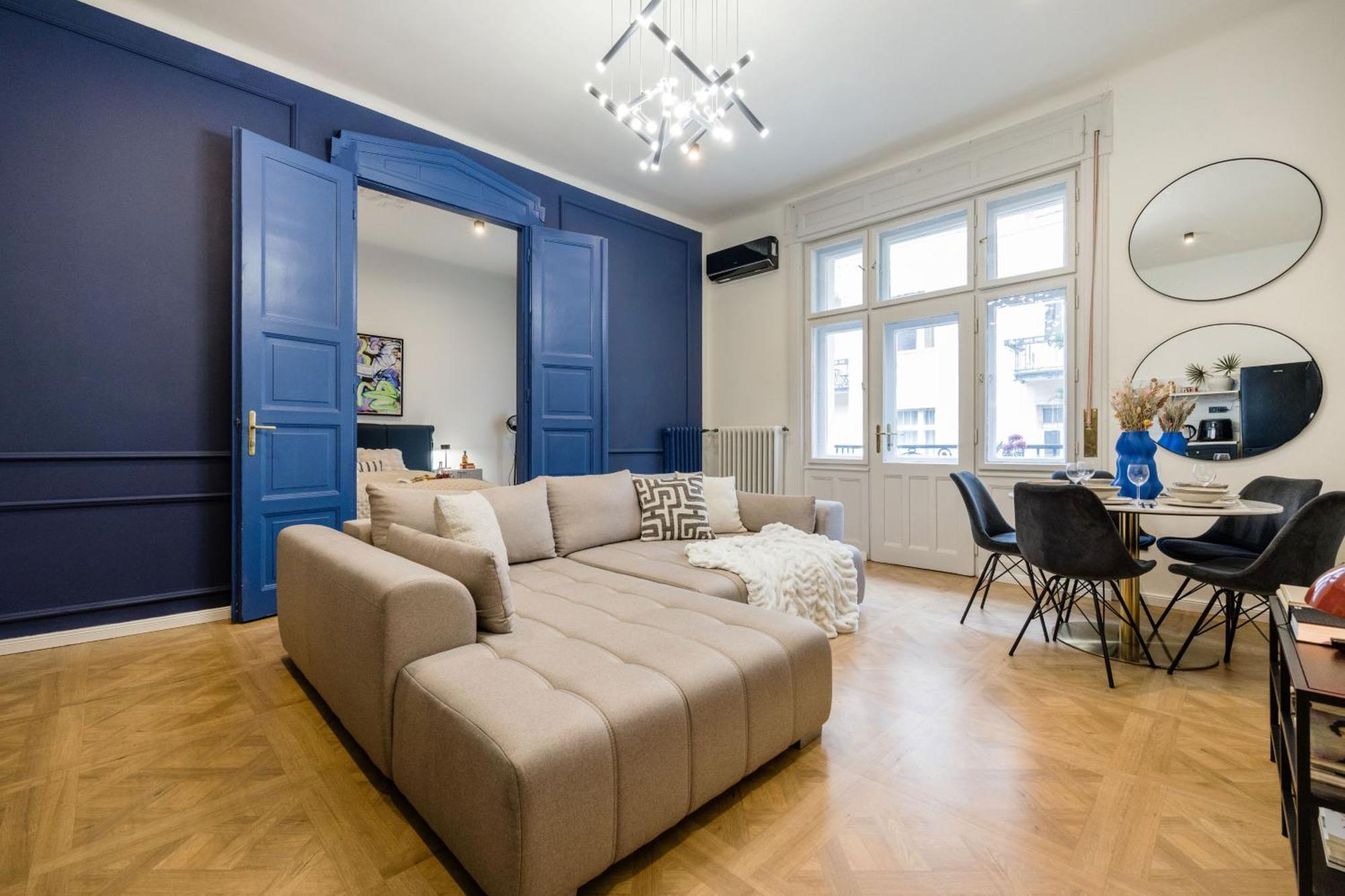 Charm In Budapest's Bustling 7th District Apartmán
