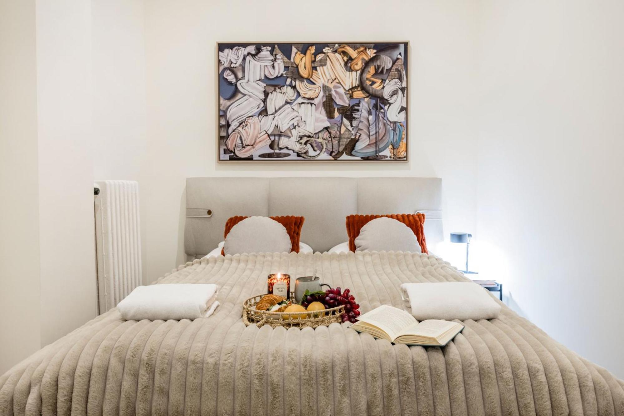 Charm In Budapest's Bustling 7th District Apartmán