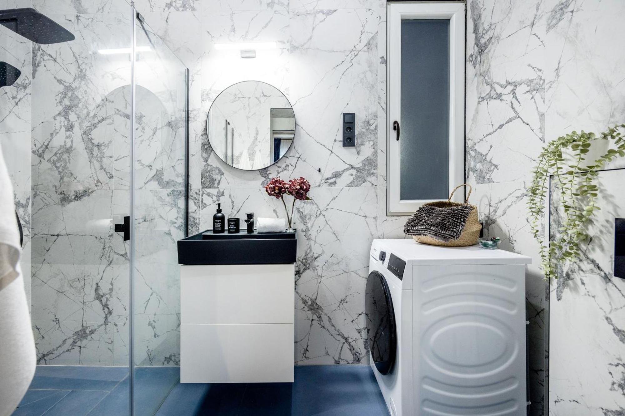 Charm In Budapest's Bustling 7th District Apartmán *