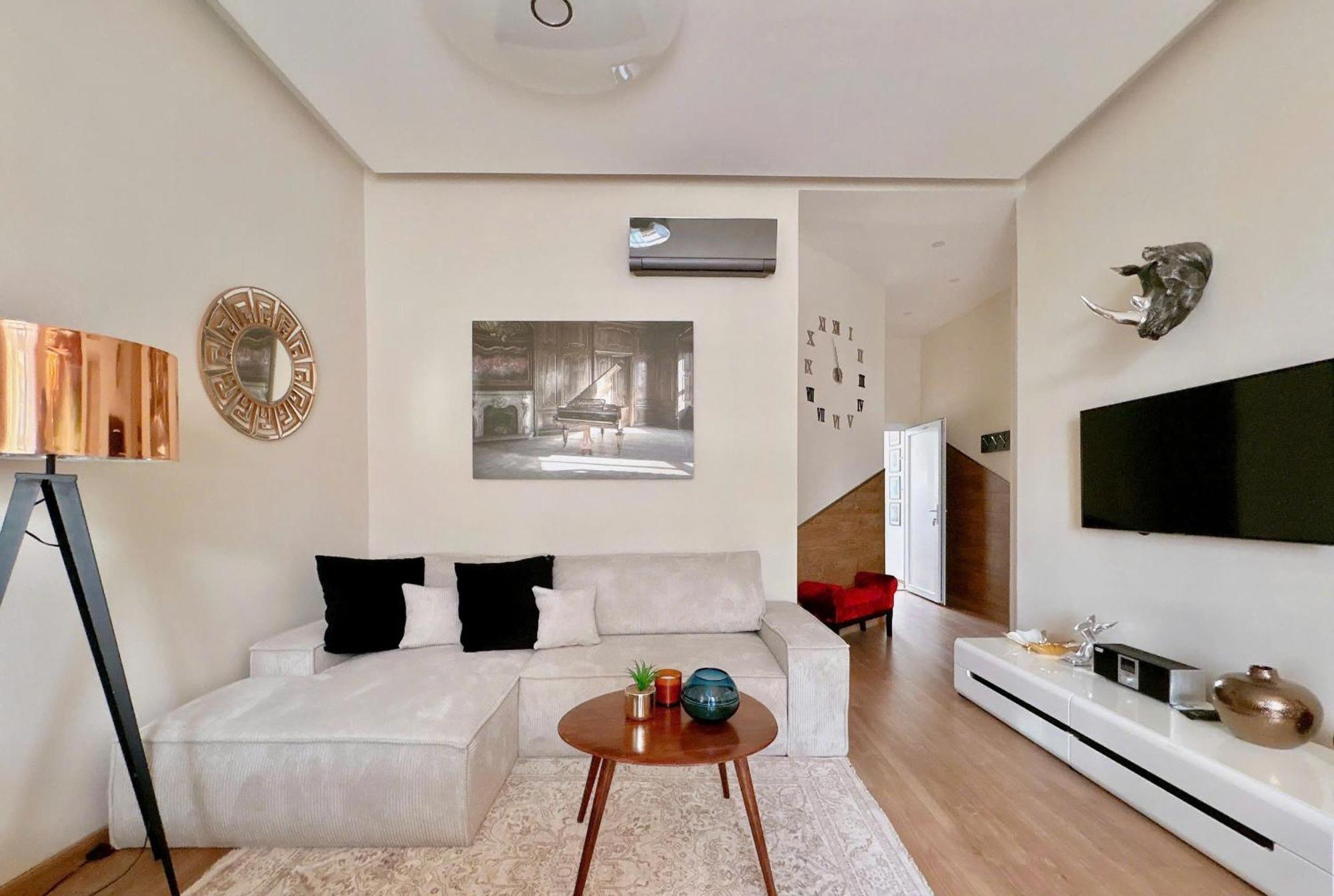 Stunning 3brm 3bath Julie Balcony & Views
