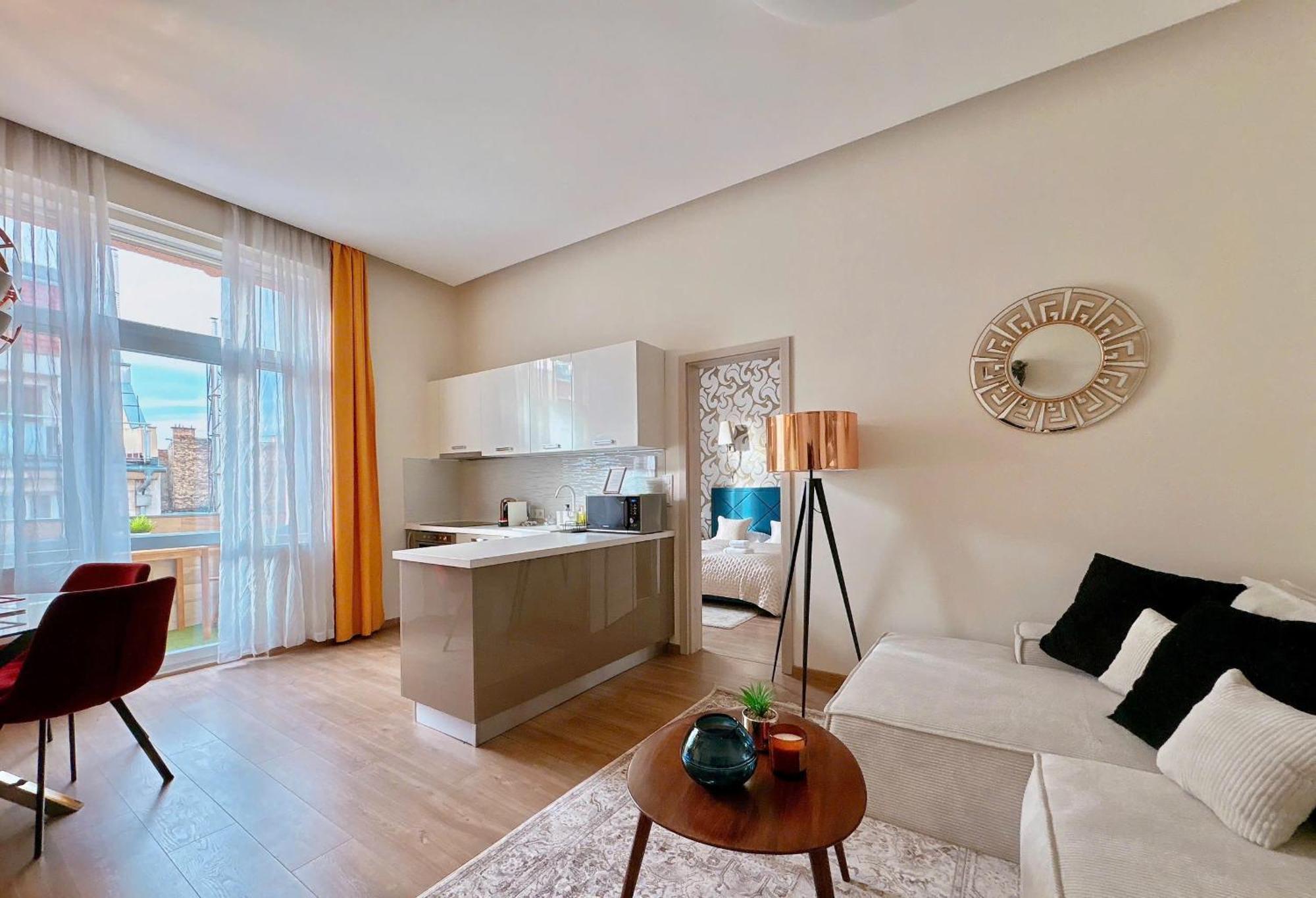 Stunning 3brm 3bath Julie Balcony & Views * Budapest