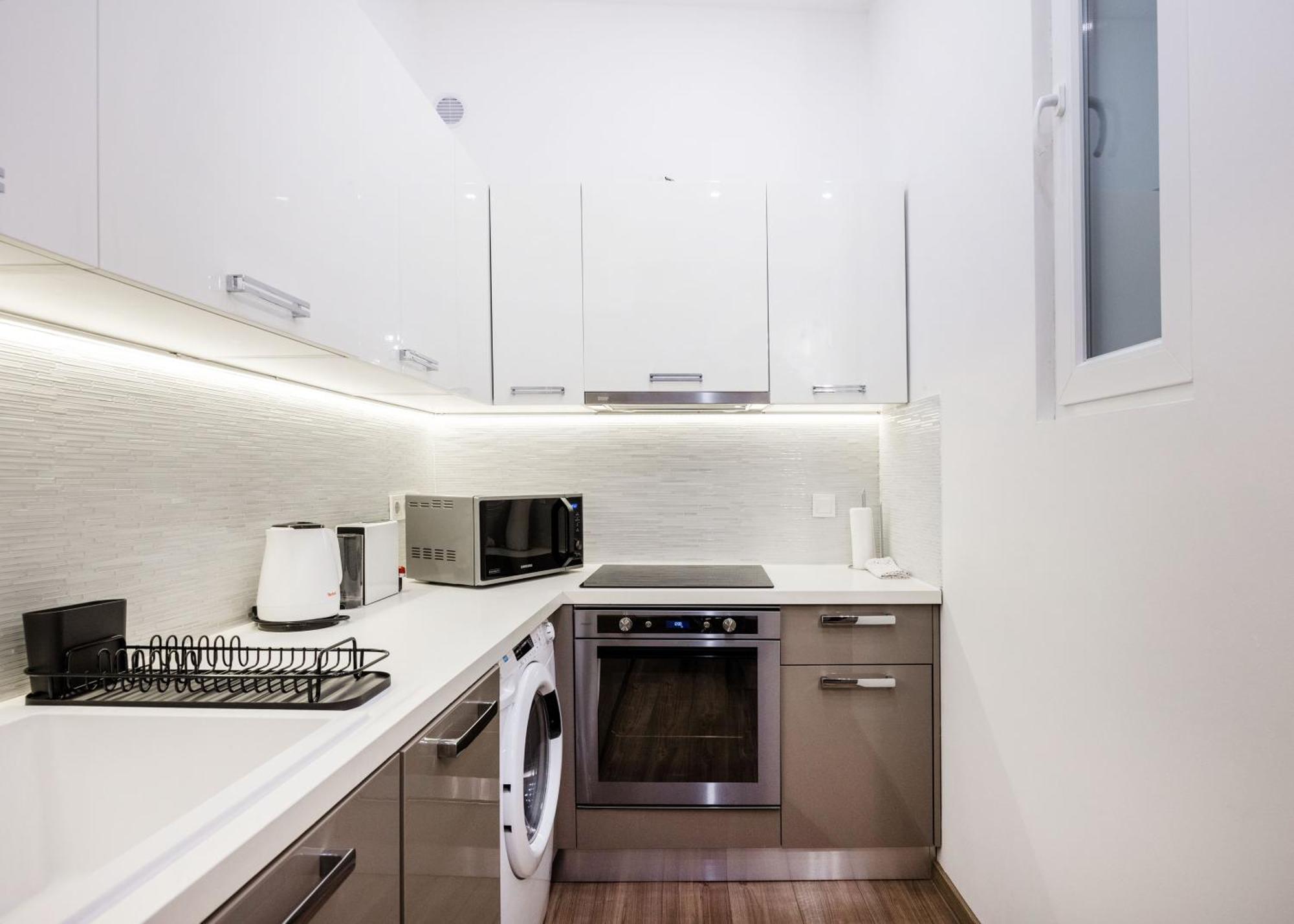 Stunning 3brm 3bath Julie Balcony & Views