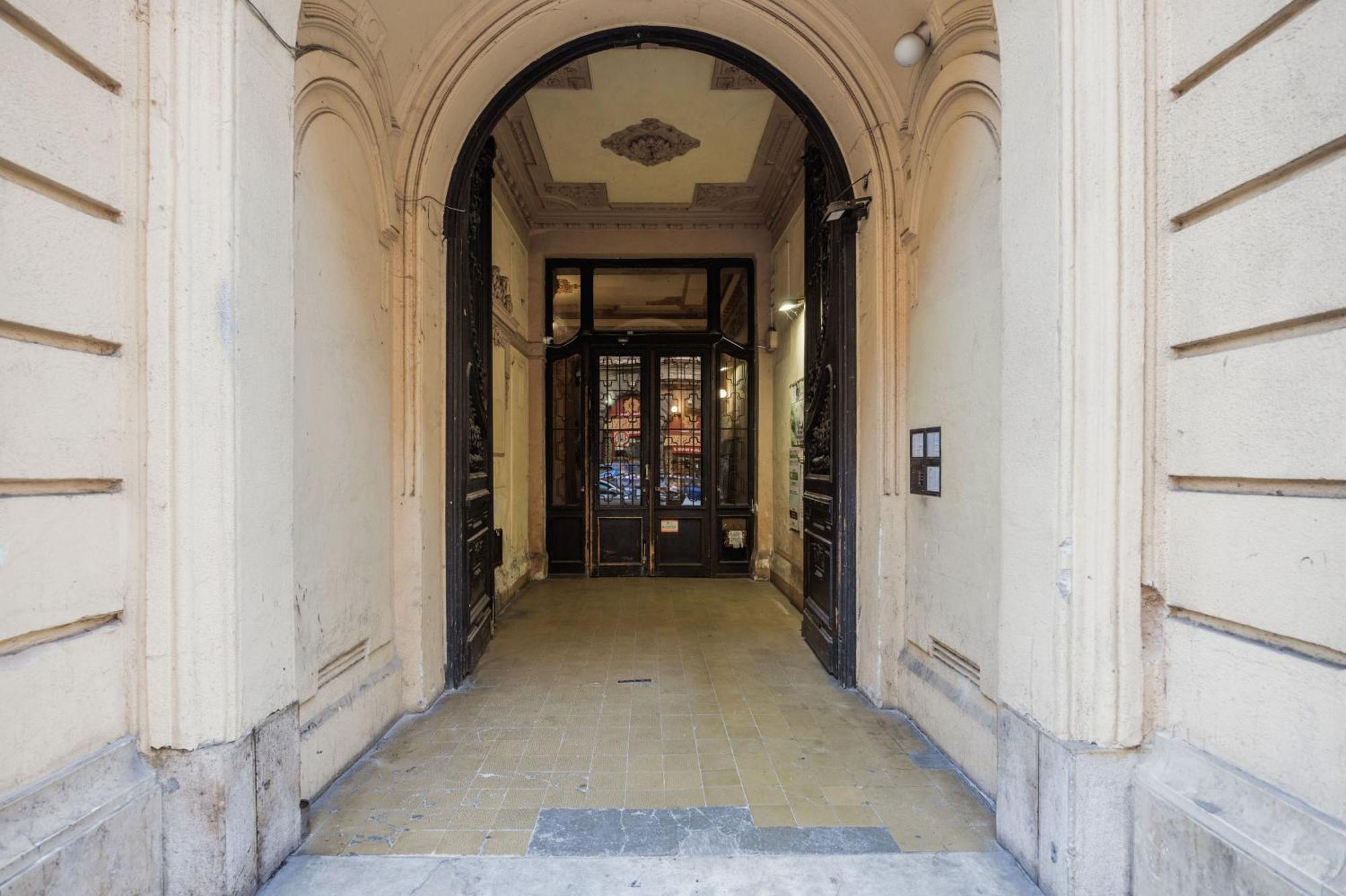 Spacious 5br Retreat For 16 By Dohany Synagogue & Fashion St