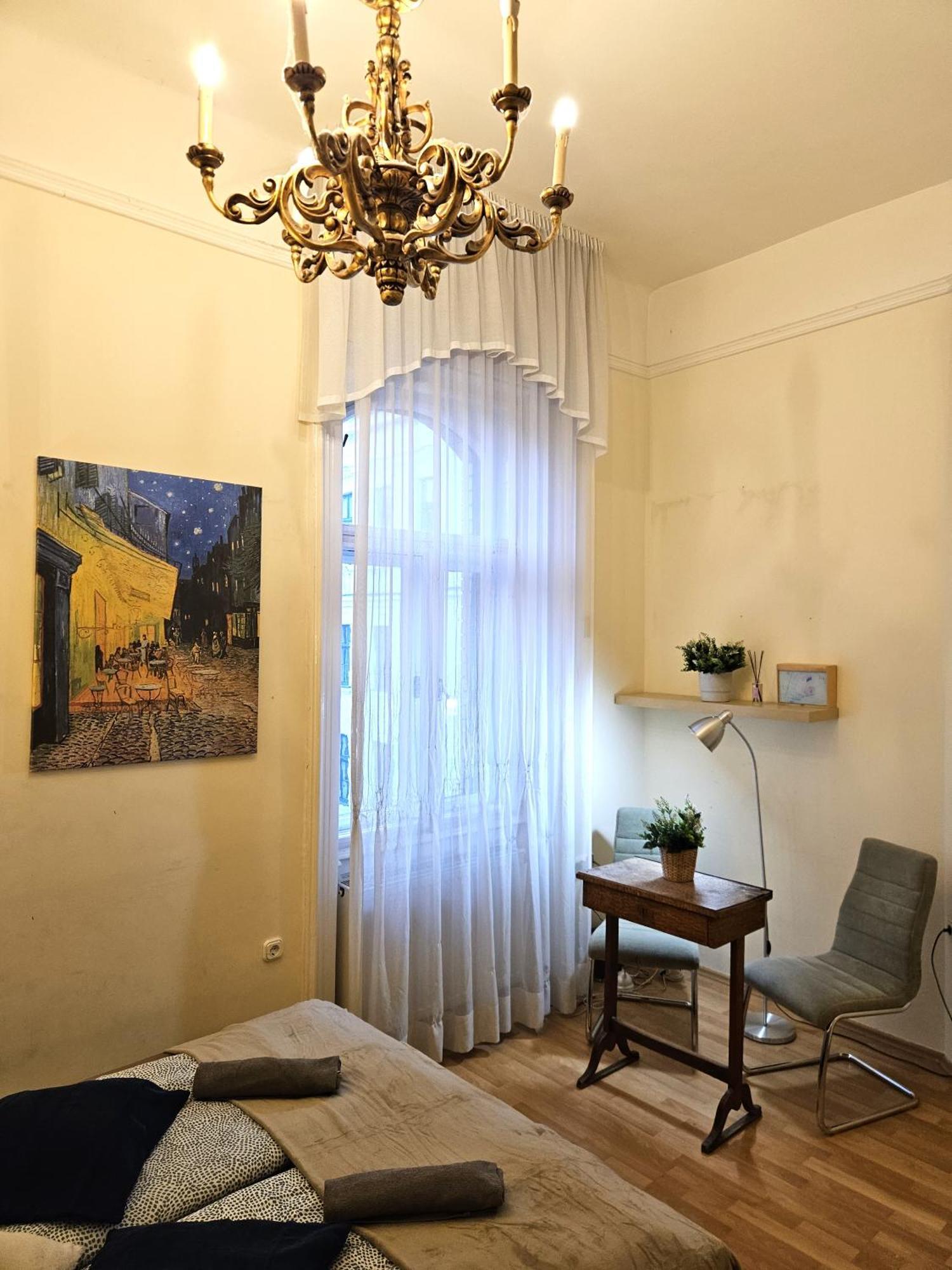 Cozy And Near Kalvin Square Budapest