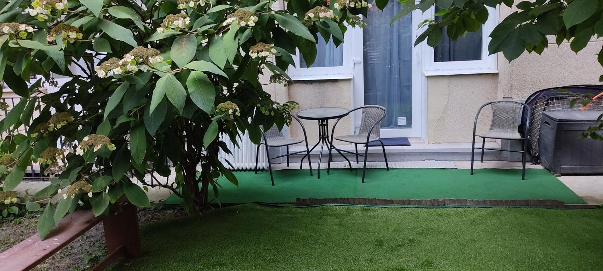 In The Heart Of Parliament 2 Min 47m2 And Garden