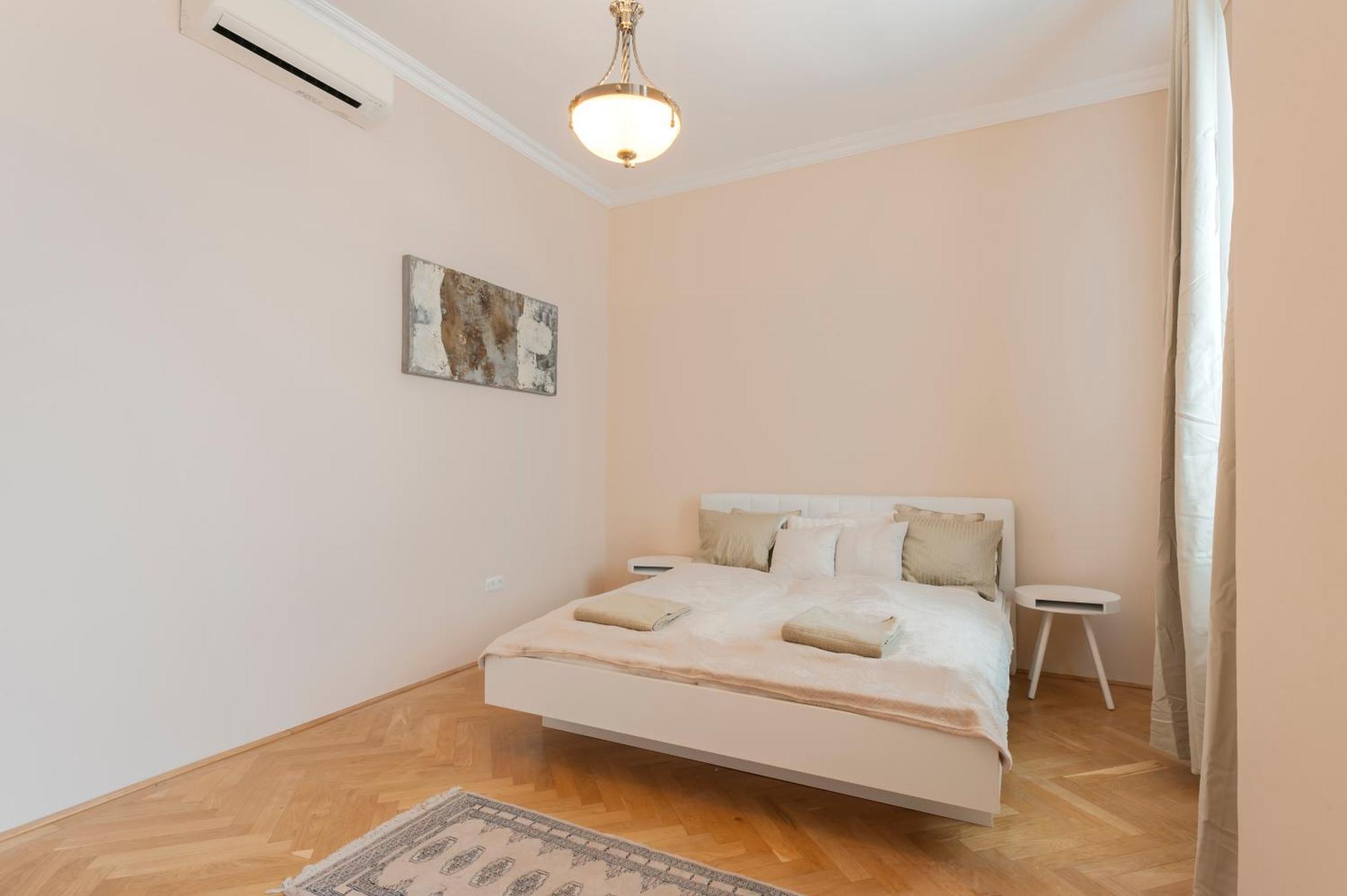 View To The Roofs Luxury With 2 Bedrooms Apartamento Budapest