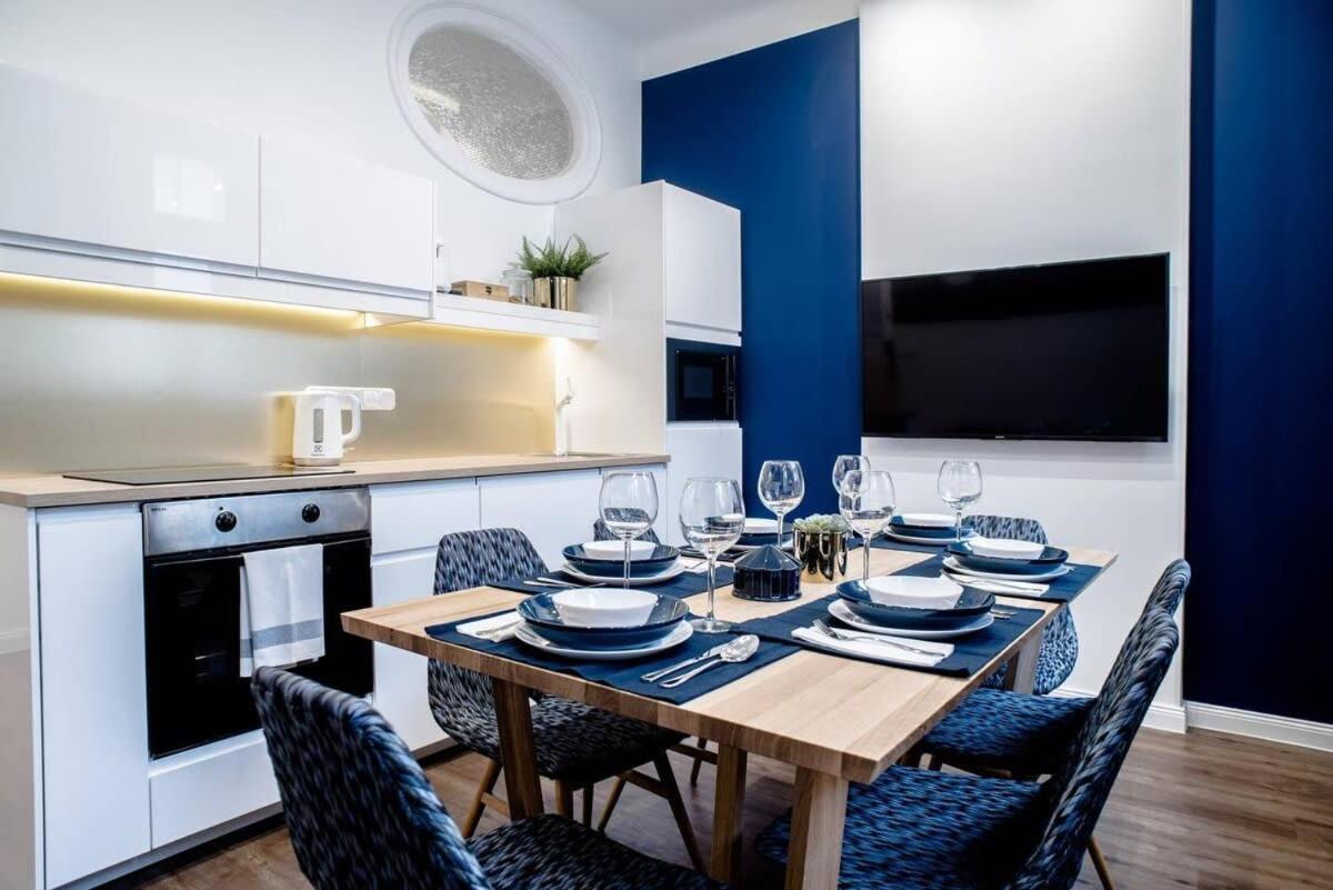 Elegant Design In Vibrant Center Appartement