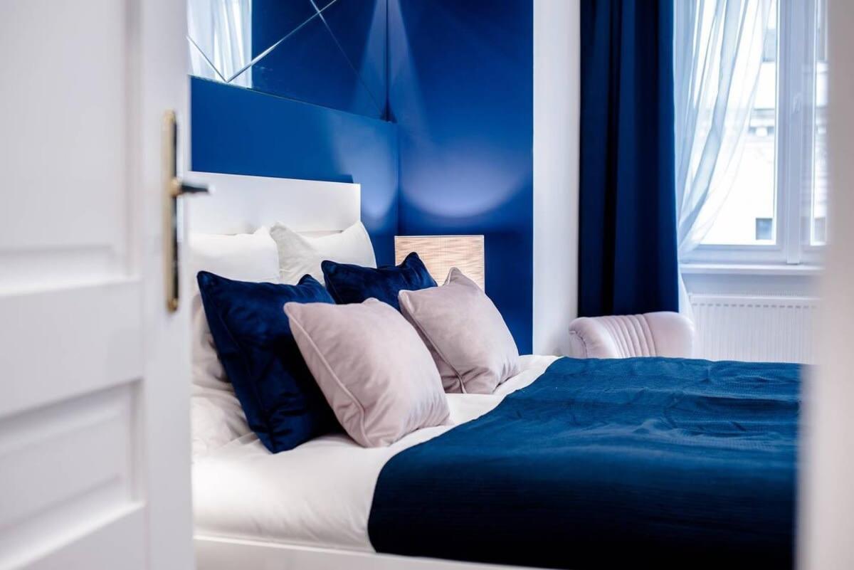 Elegant Design In Vibrant Center Appartement *