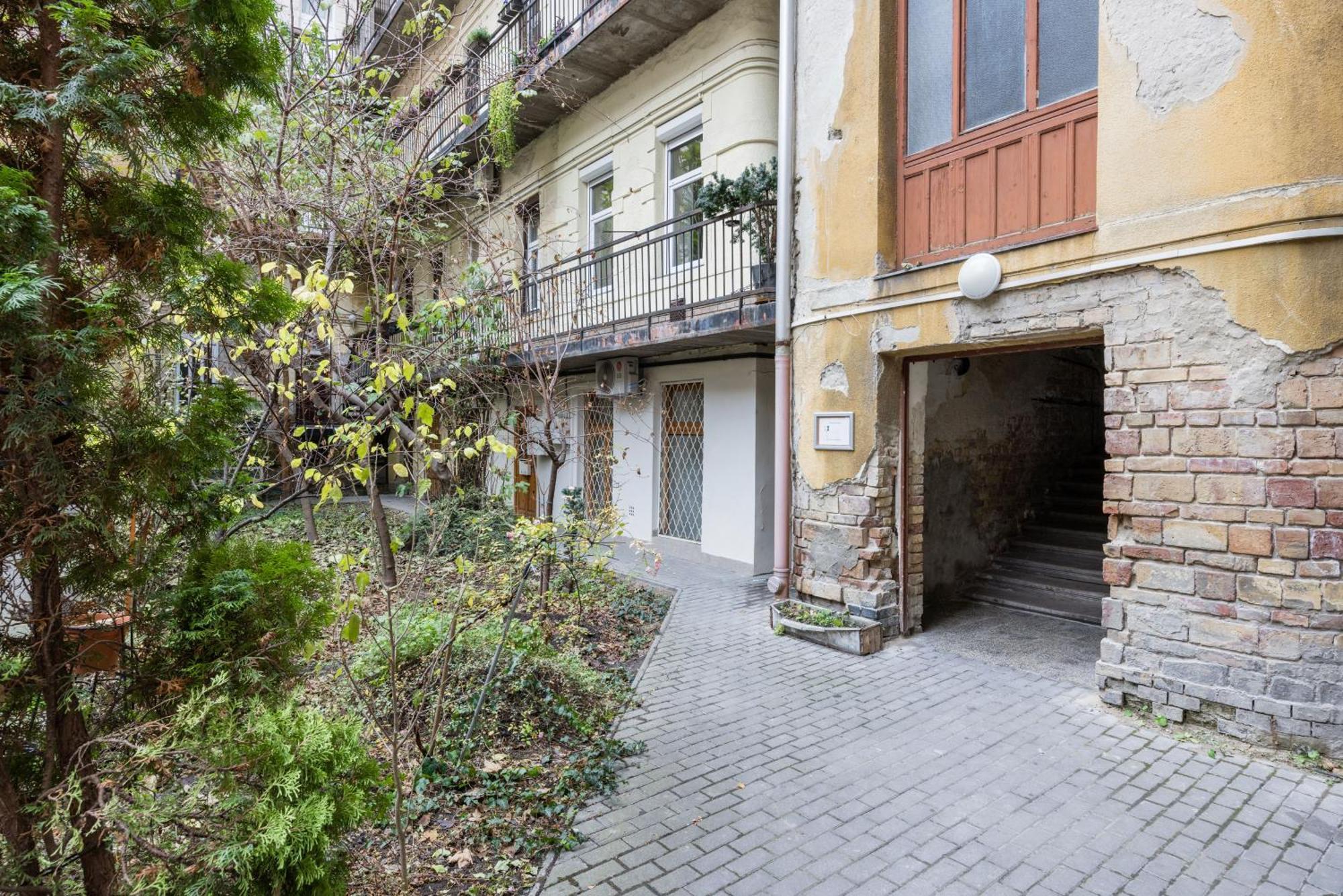 Appartamento Your 3-bdrm At Szimpla Kert Budapest