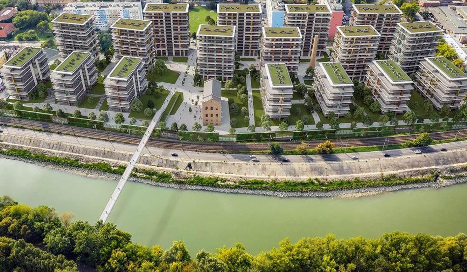 Sweet , 30sqm Studio, Free Private Parking, Mountain View, Balcony, 20 Min From Downtown Budapest