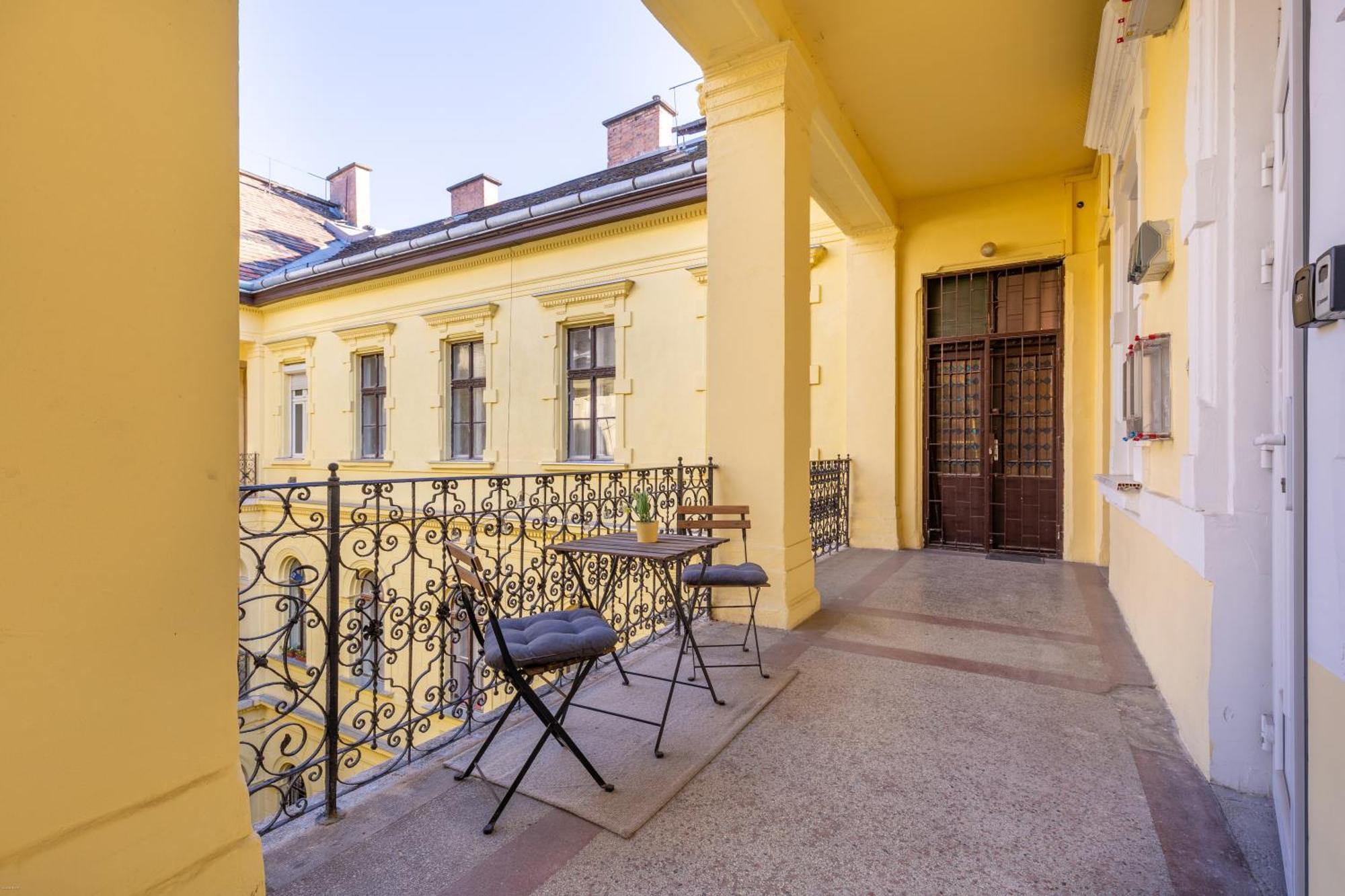 V60 Voeroesmarty Appartement