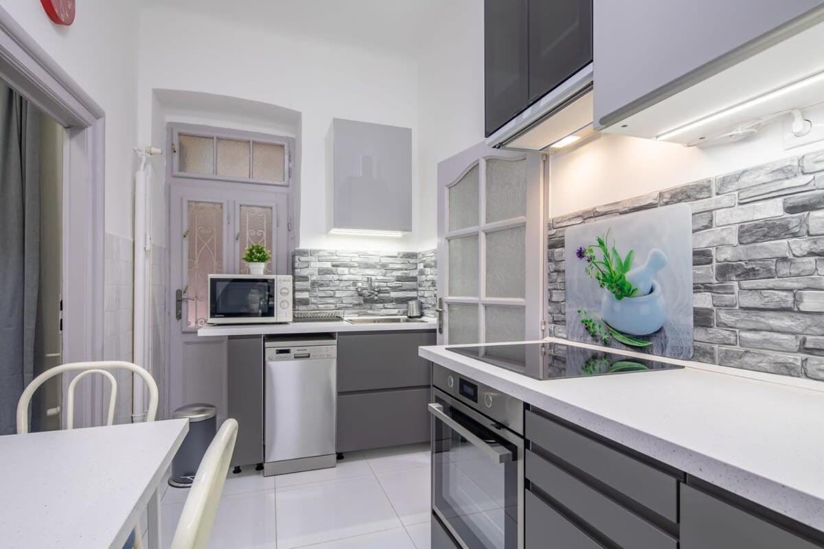 Large And Comfy Apartman *
