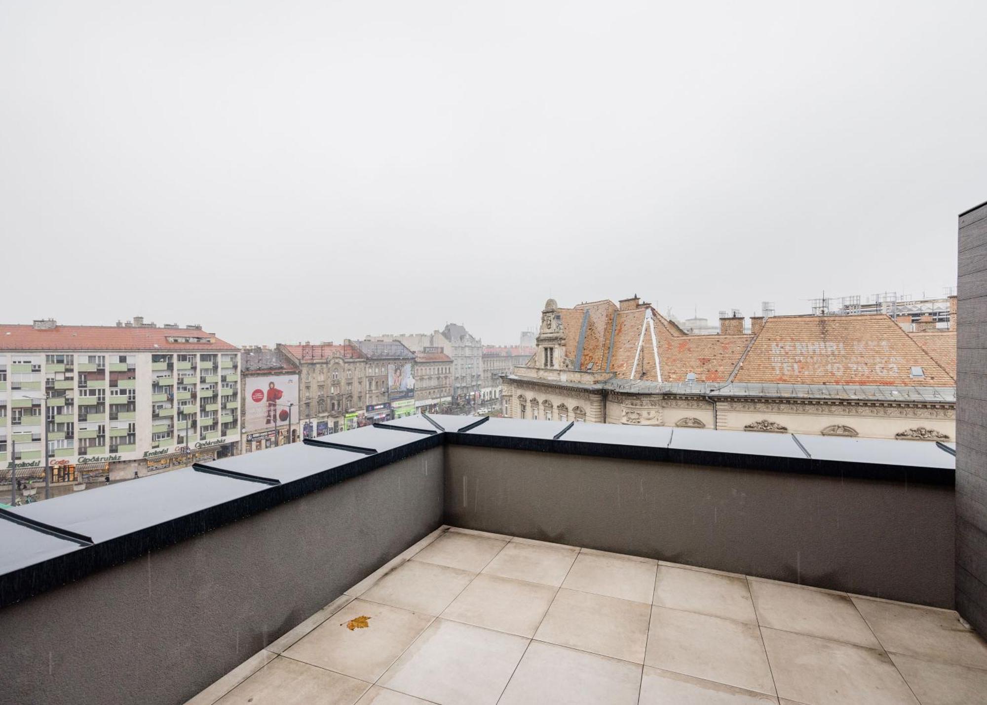 Penthouse With View And Parking For Two