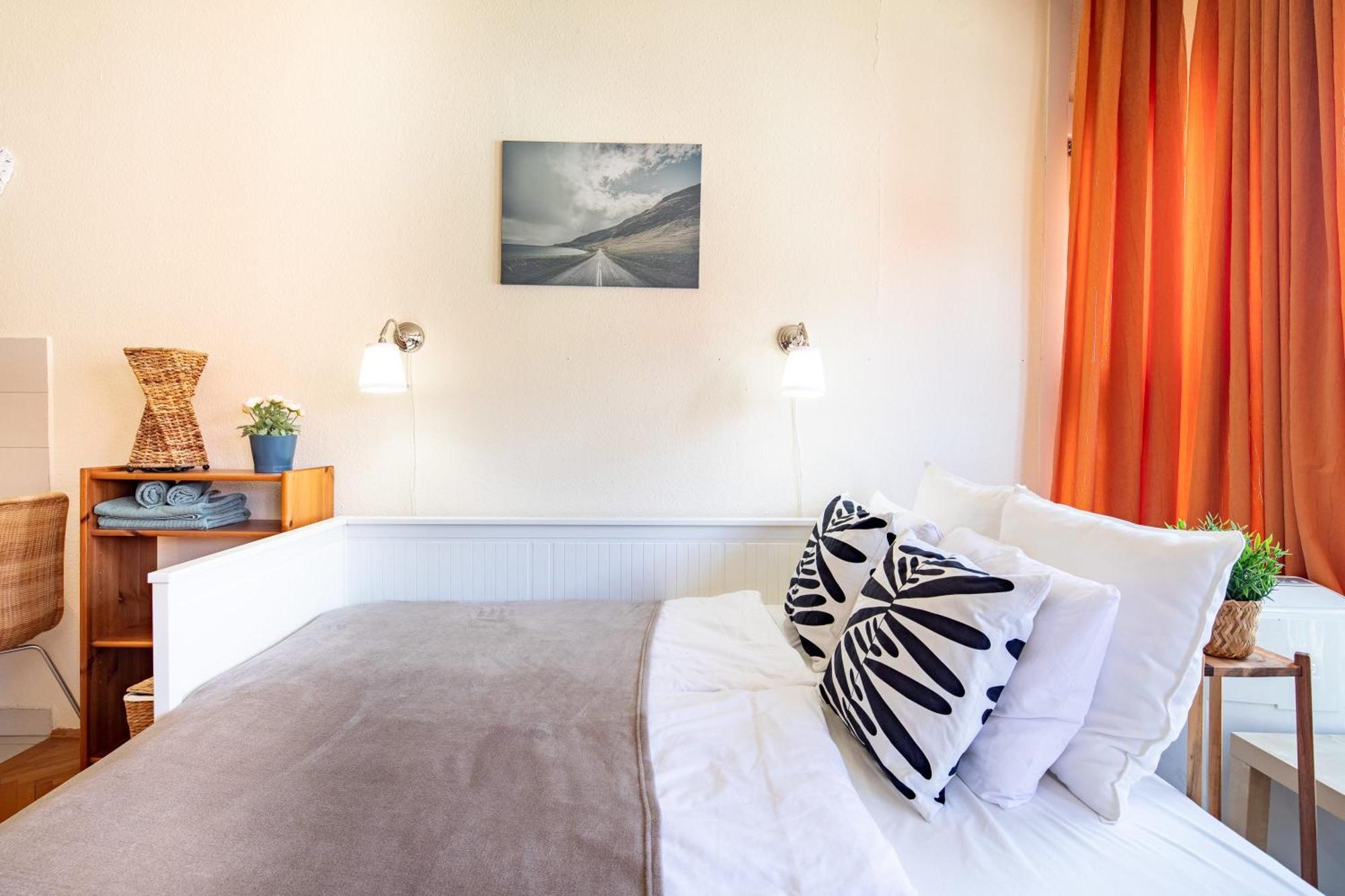 Free Parking - - Comfy
