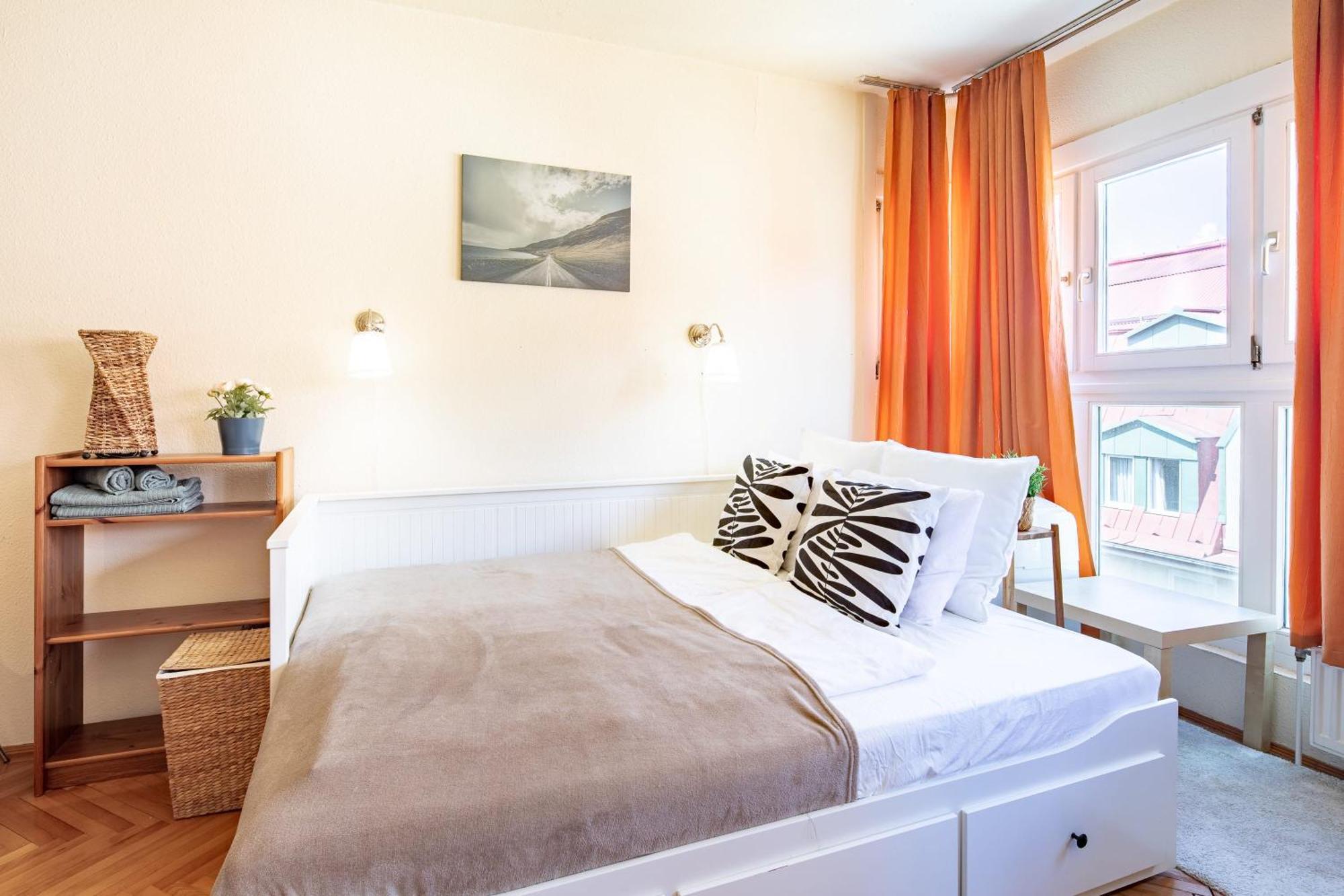 Free Parking - - Comfy