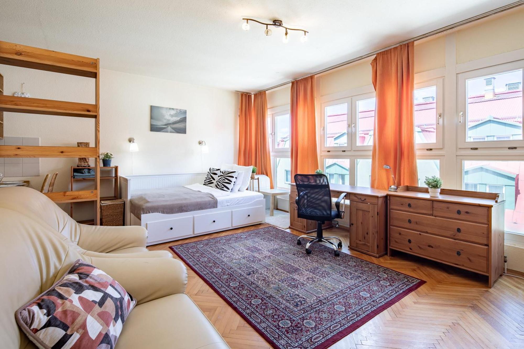 Free Parking - - Comfy *
