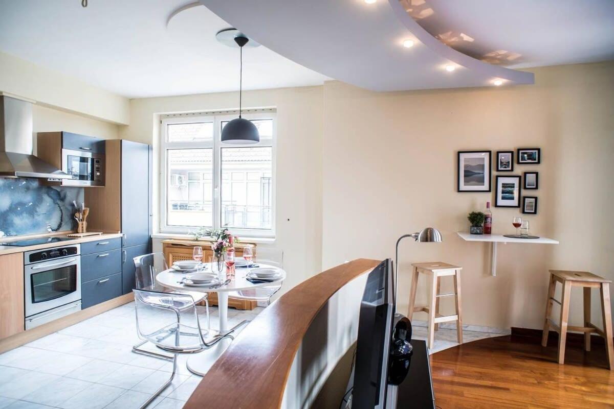 4-room With Aircon And Balcony Free Parking *