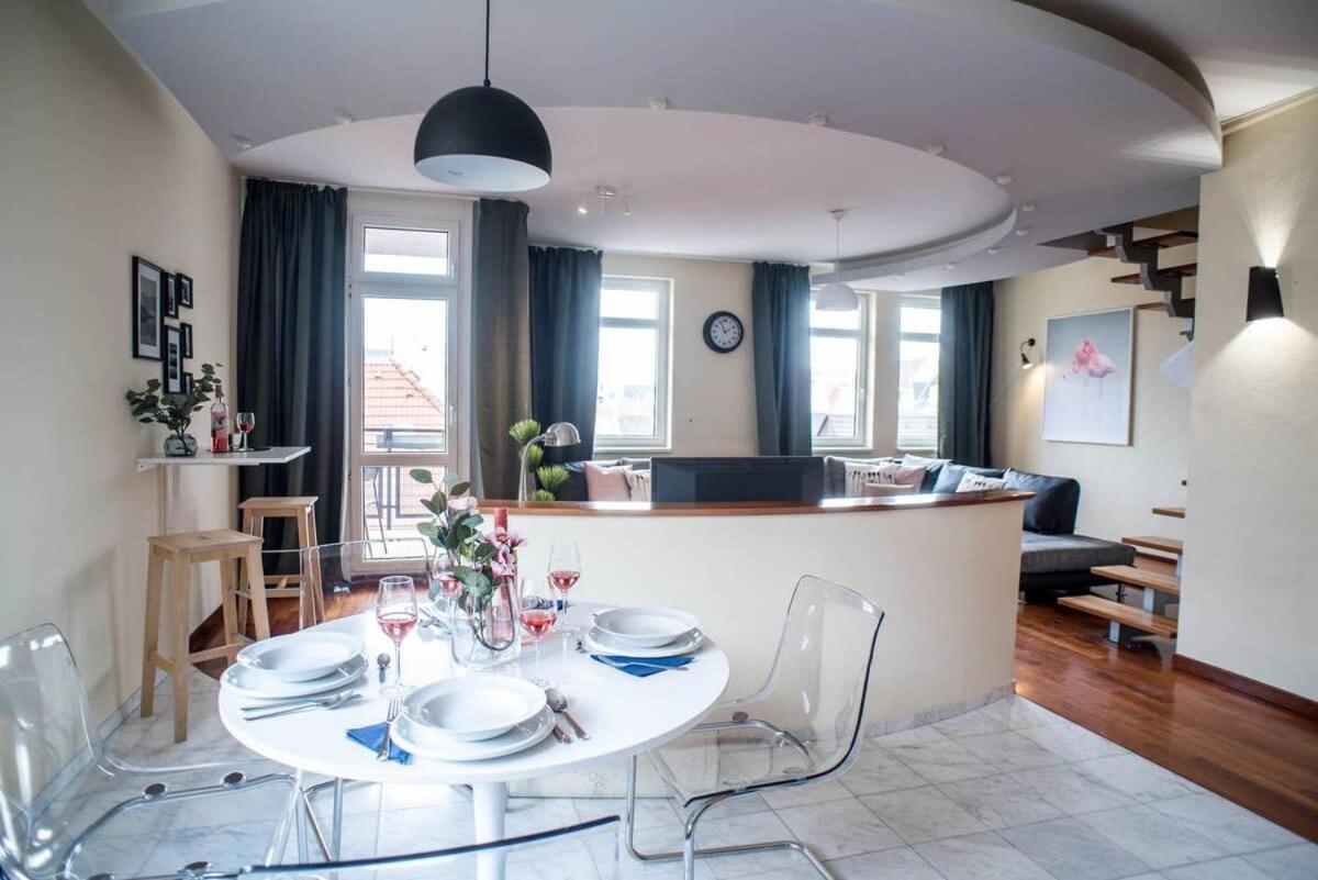 4-room With Aircon And Balcony Free Parking