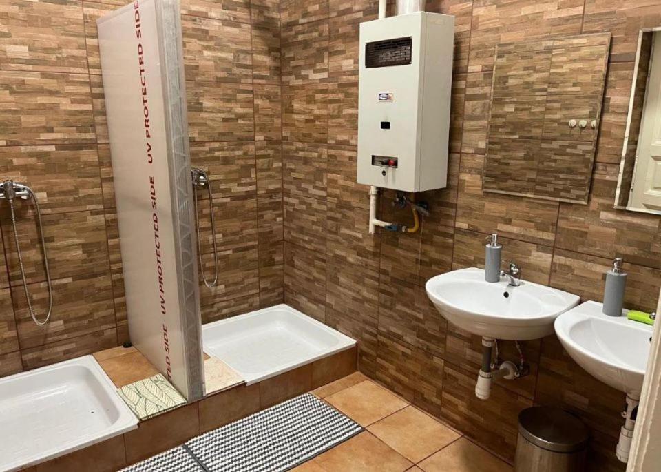 Ejjeli Majom Hostal *