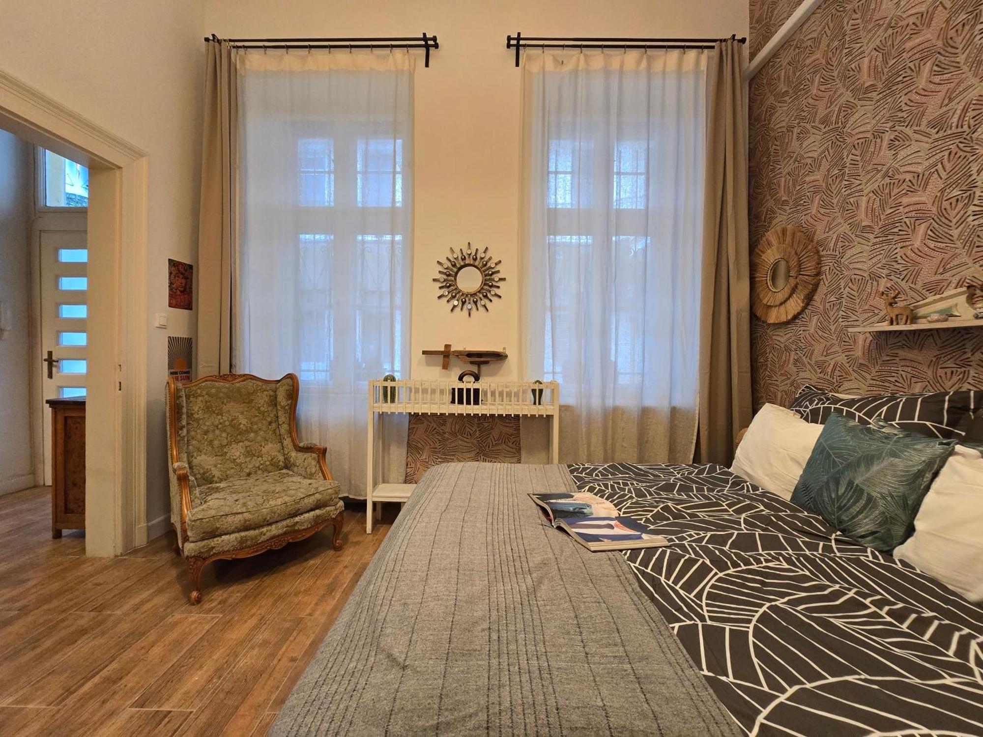 Quiet In Kazinczy Str Downtown Appartement *
