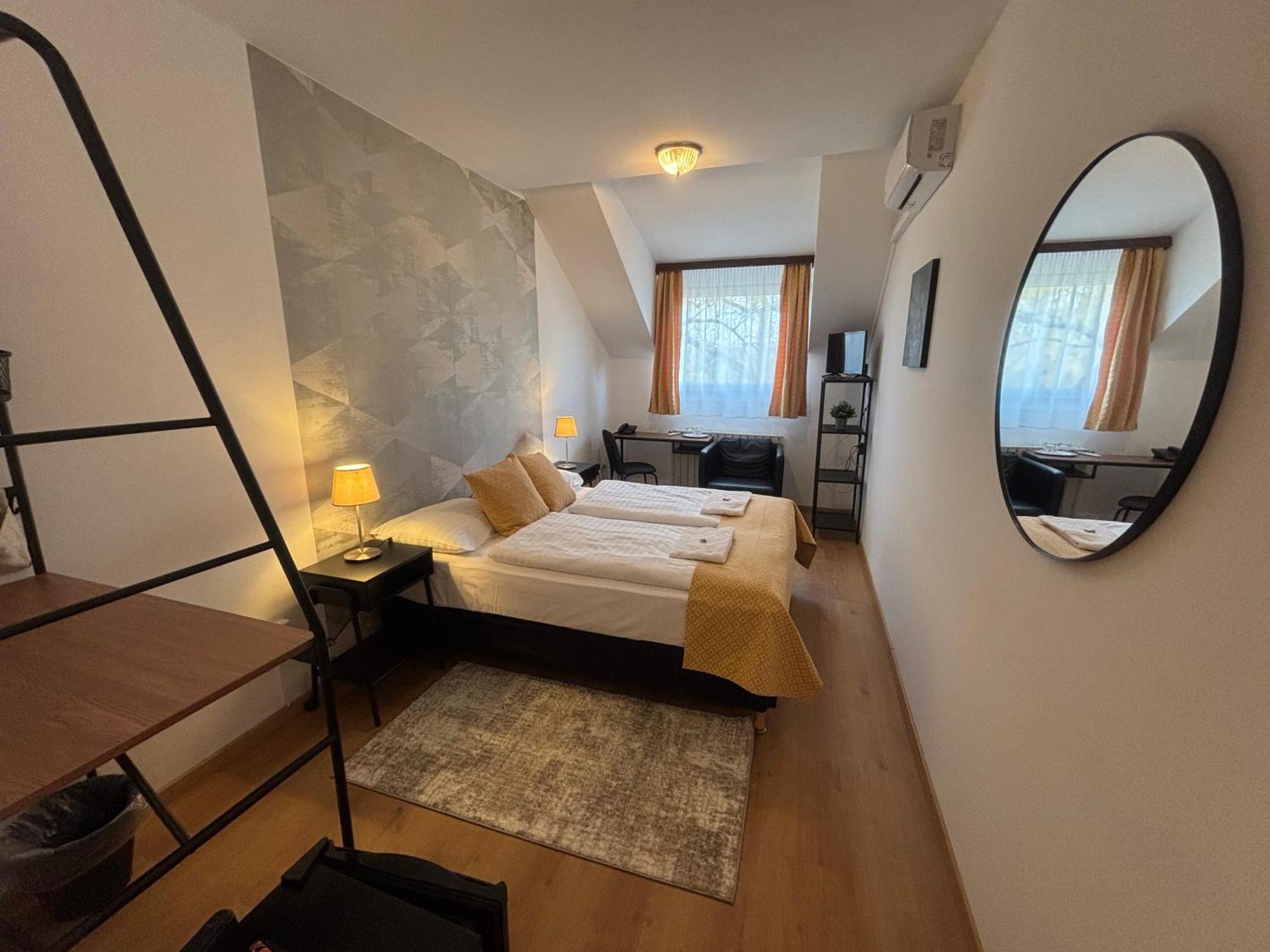 Gloria Center 3*