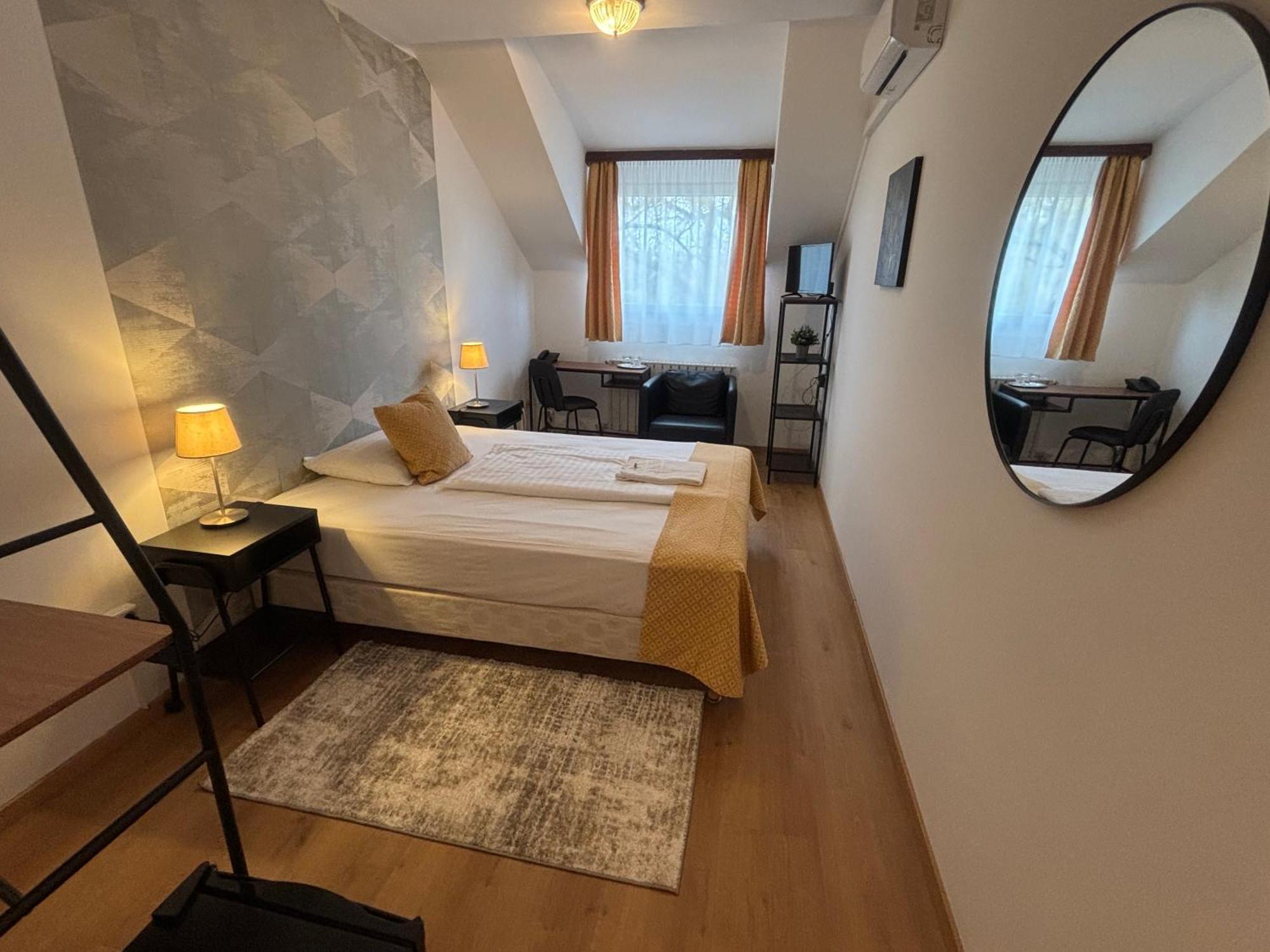 Gloria Center 3*