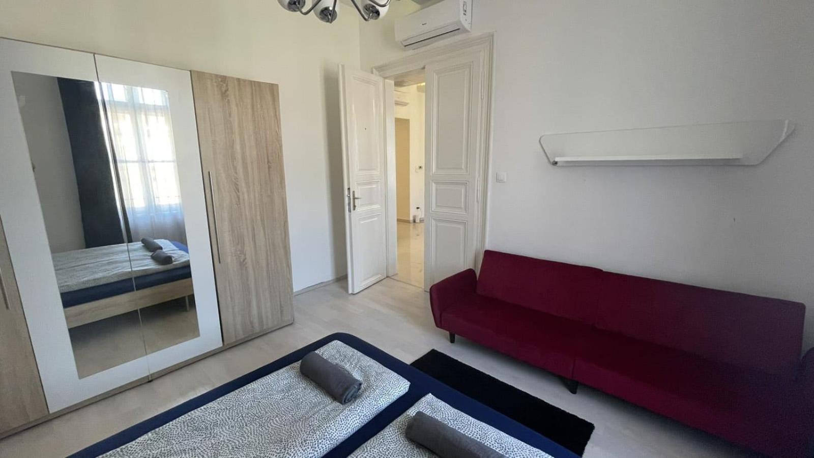 Designer Andrassy Ostello *