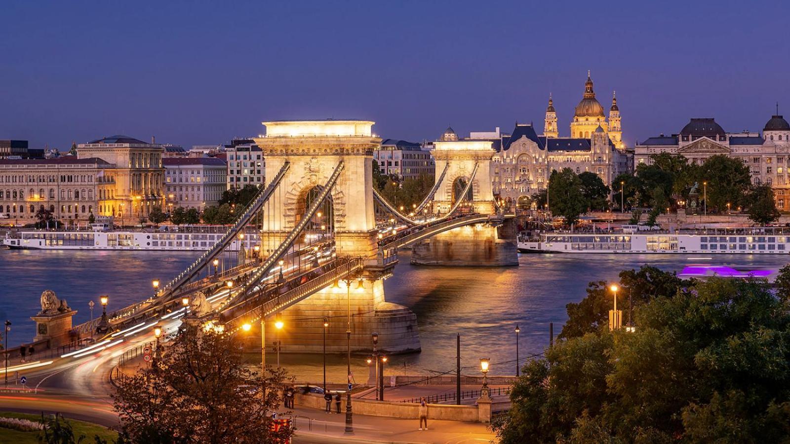 My Little Budapest, Center