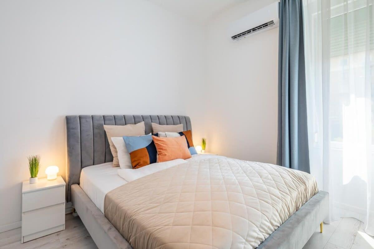 Cozy New - Easy Center Access