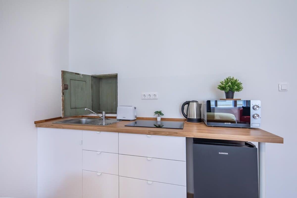 Very - Large Ac Apartment