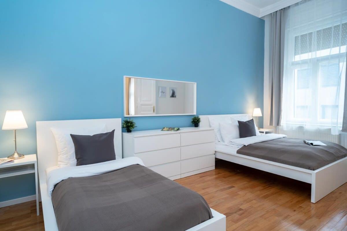 New Trendy At The Perfect Location *