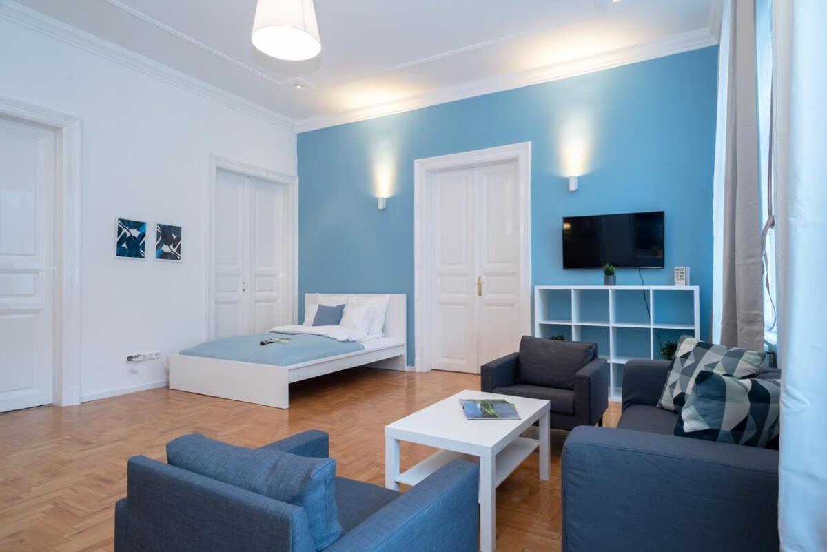 New Trendy At The Perfect Location *