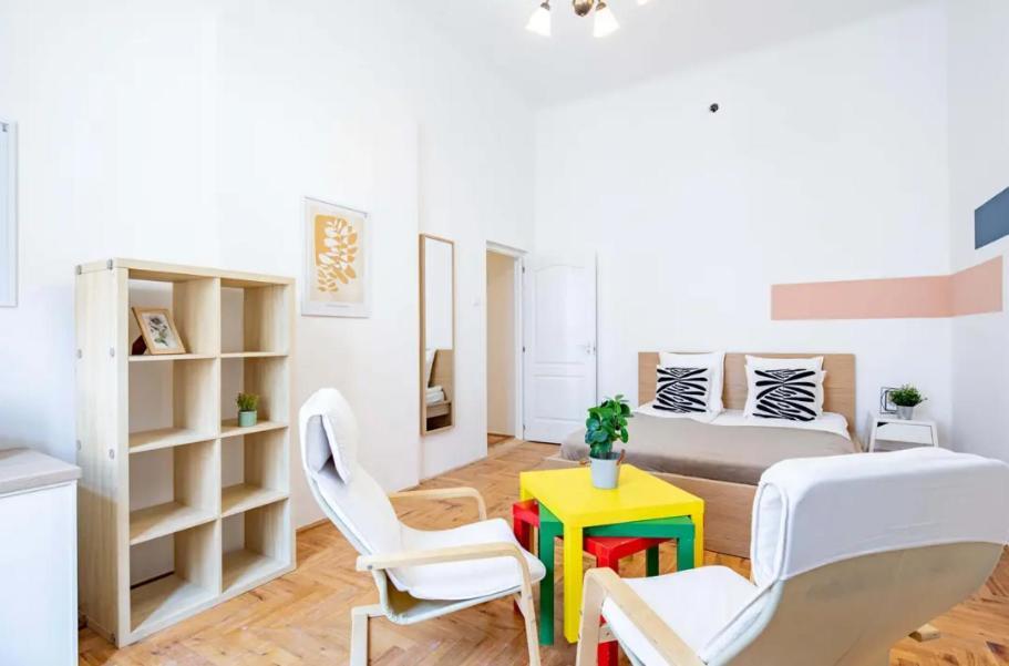 Cityscape Budget Summer Flat